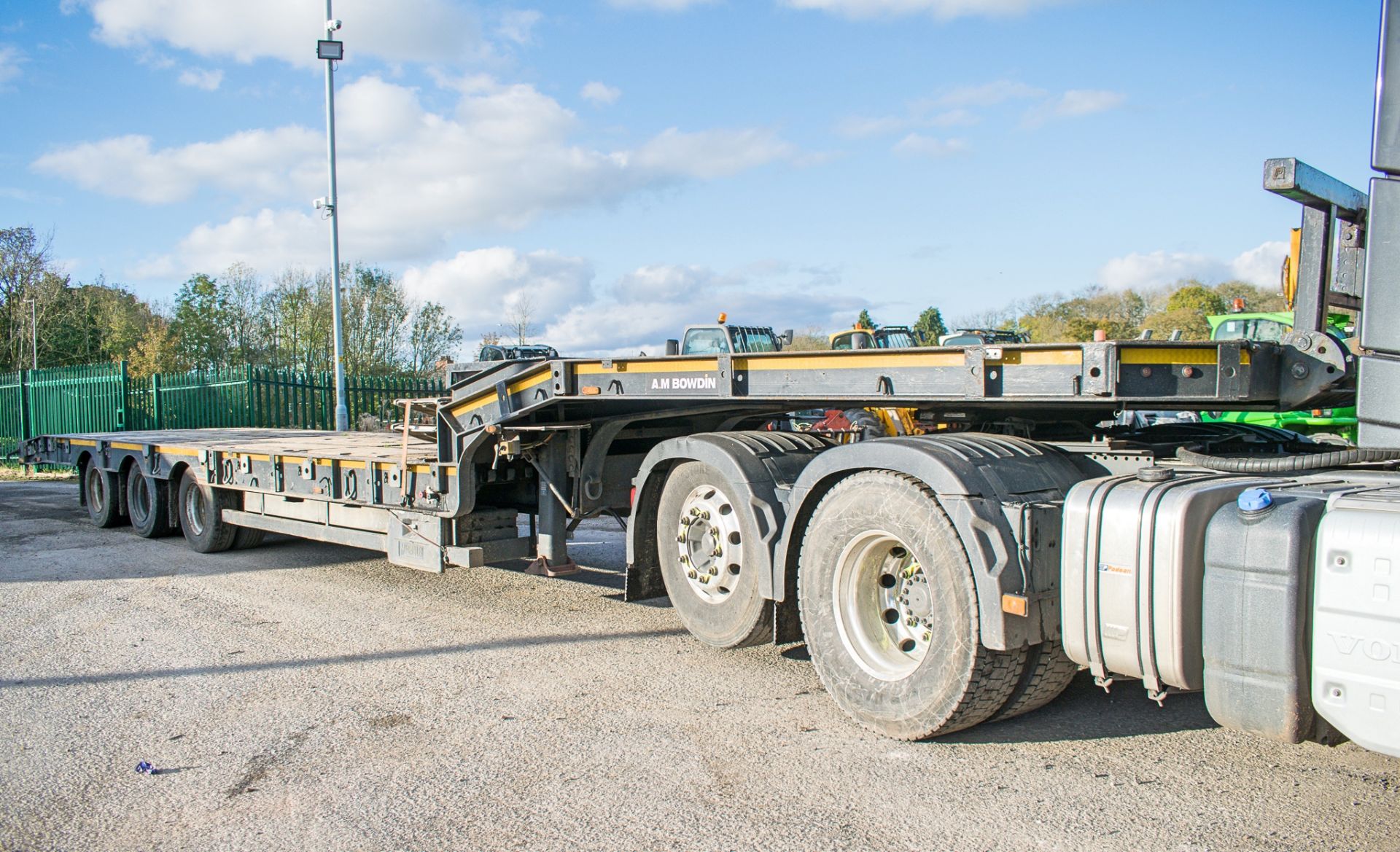 MAC Trailers 13.6 metre step frame tri axle low loader trailer - Bild 4 aus 31