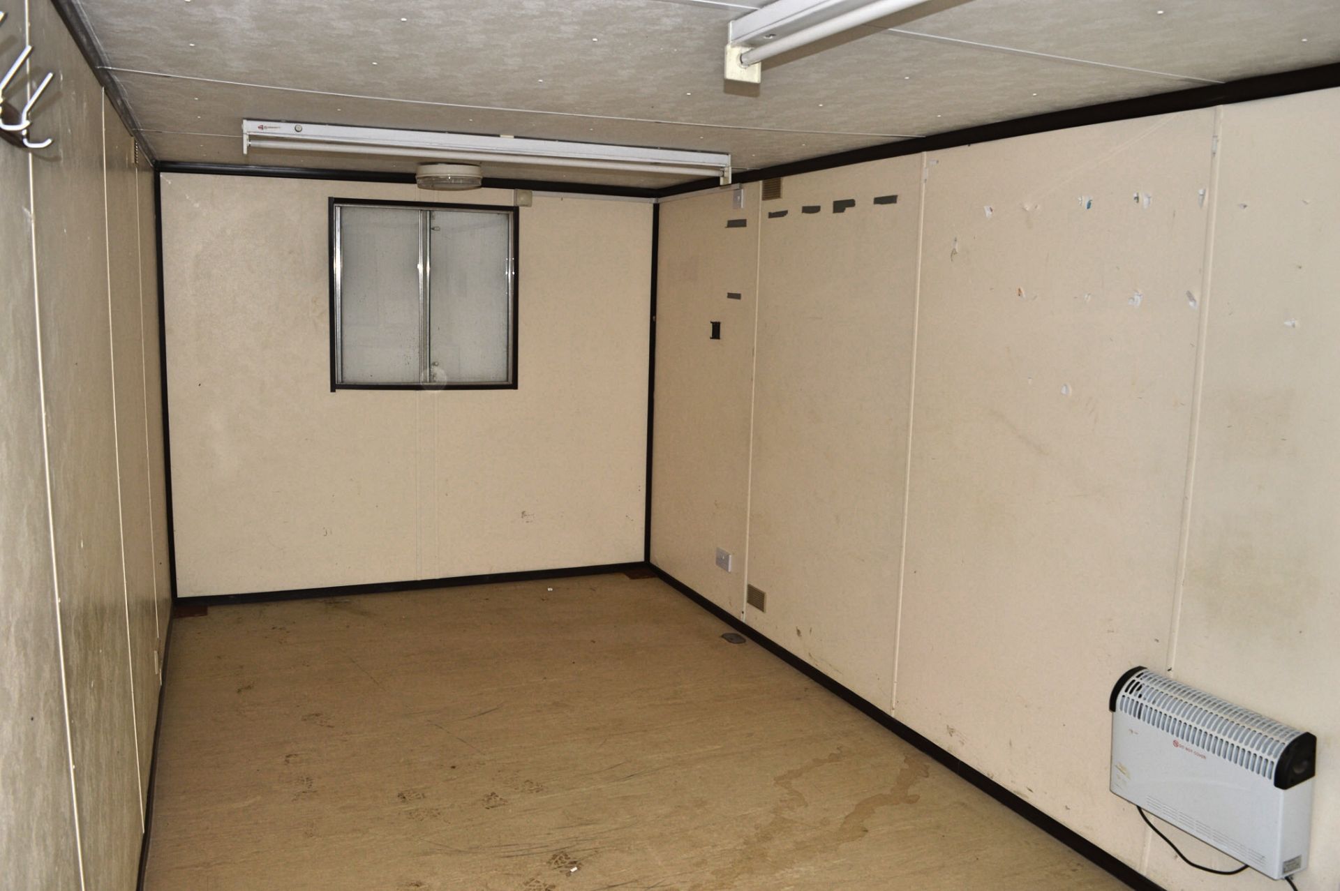 21 ft x 9 ft steel anti vandal site office unit  Comprising of kitchen area c/w keys in office - Image 5 of 6