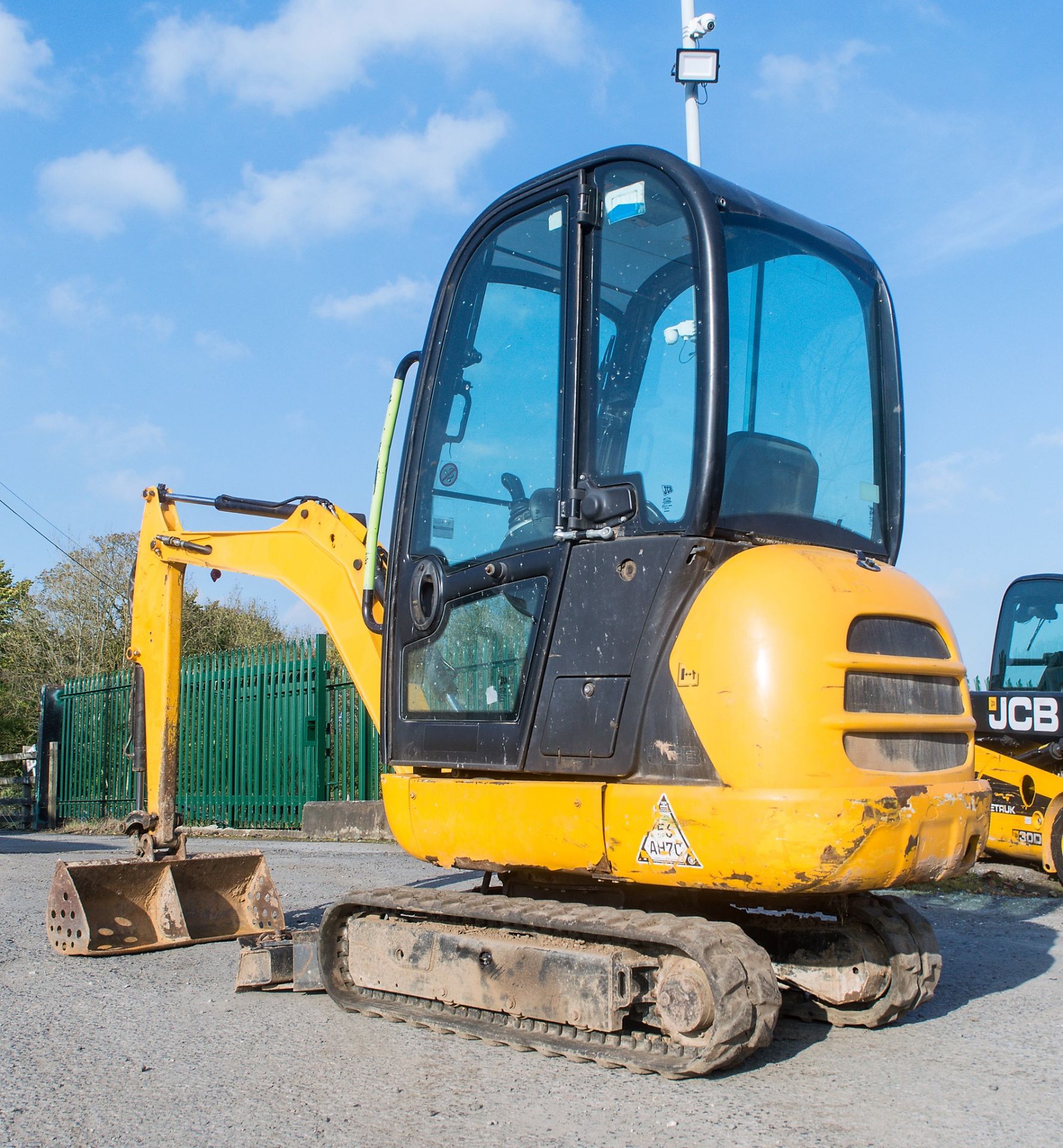 JCB 8018 1.5 tonne rubber tracked mini excavator Year: 2013 S/N: 2074561 Recorded Hours: 1630 blade, - Image 3 of 19