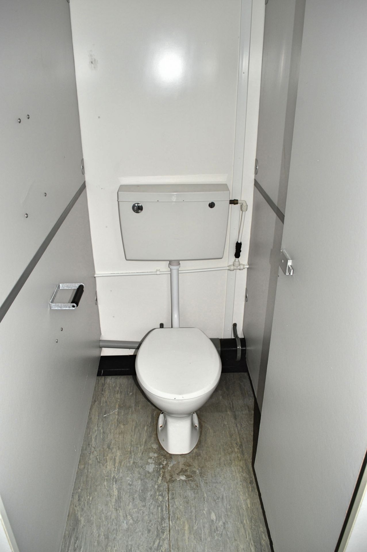 21 ft x 9 ft jack leg steel anti vandal toilet block unit Comprising 4 toilet cubicles, 3 urinals - Image 7 of 12