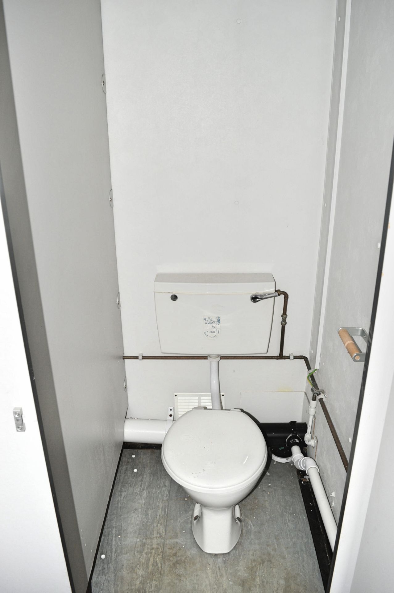 32 ft x 10 ft jack leg steel anti vandal toilet and shower block  Comprising of 2 rooms contaning; 3 - Image 17 of 17