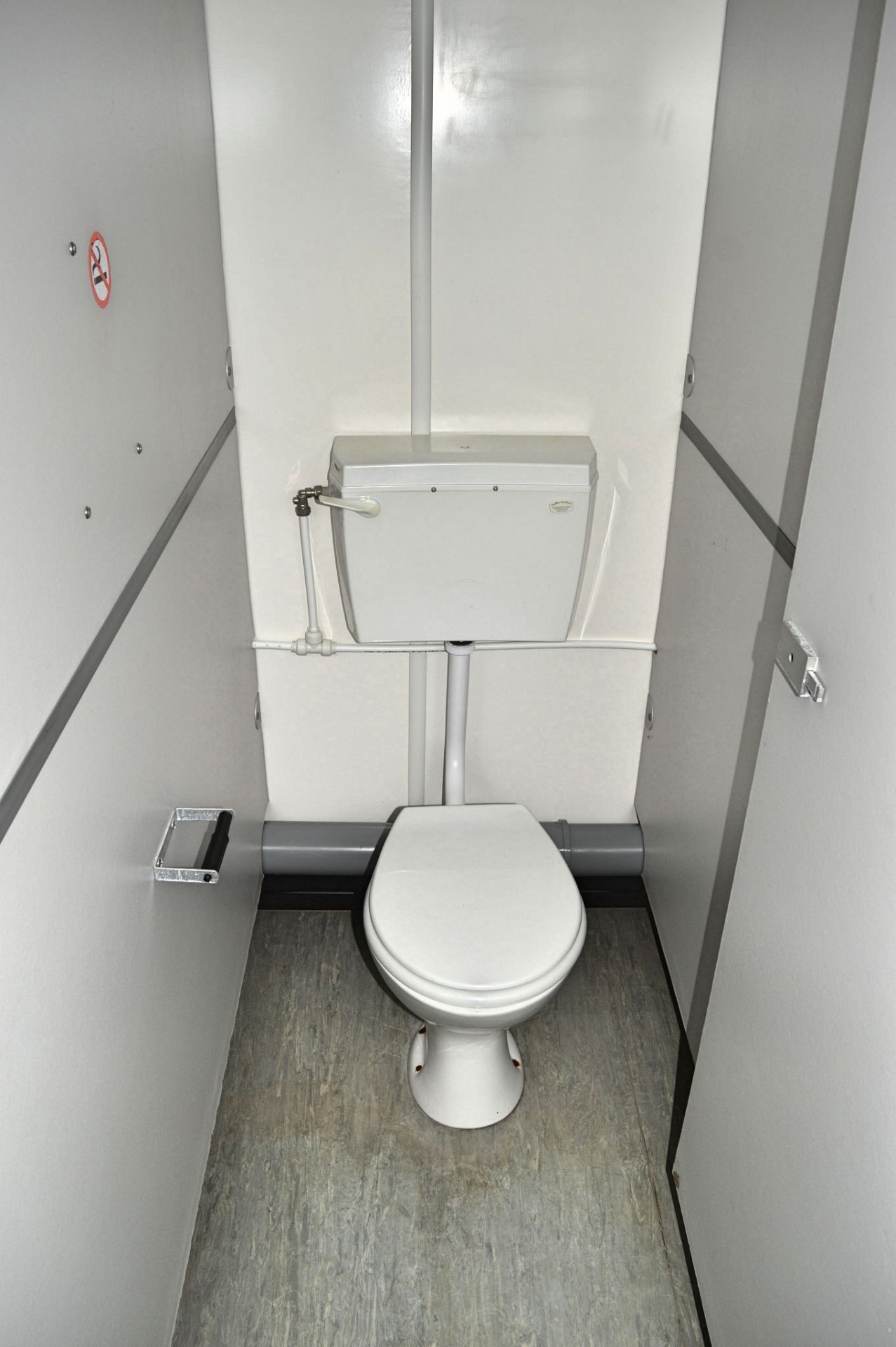 21 ft x 9 ft jack leg steel anti vandal toilet block unit Comprising 4 toilet cubicles, 3 urinals - Image 9 of 12