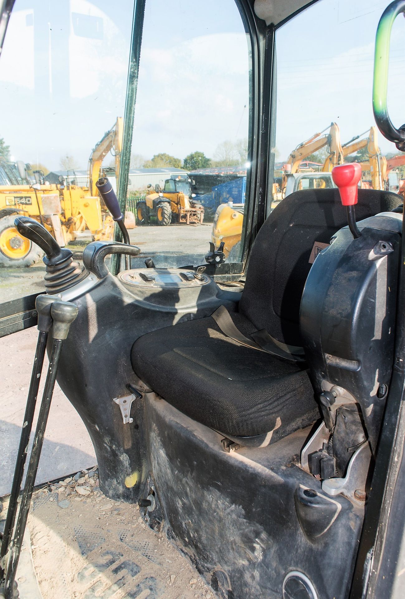 JCB 8018 1.5 tonne rubber tracked mini excavator Year: 2013 S/N: 2074561 Recorded Hours: 1630 blade, - Image 17 of 19