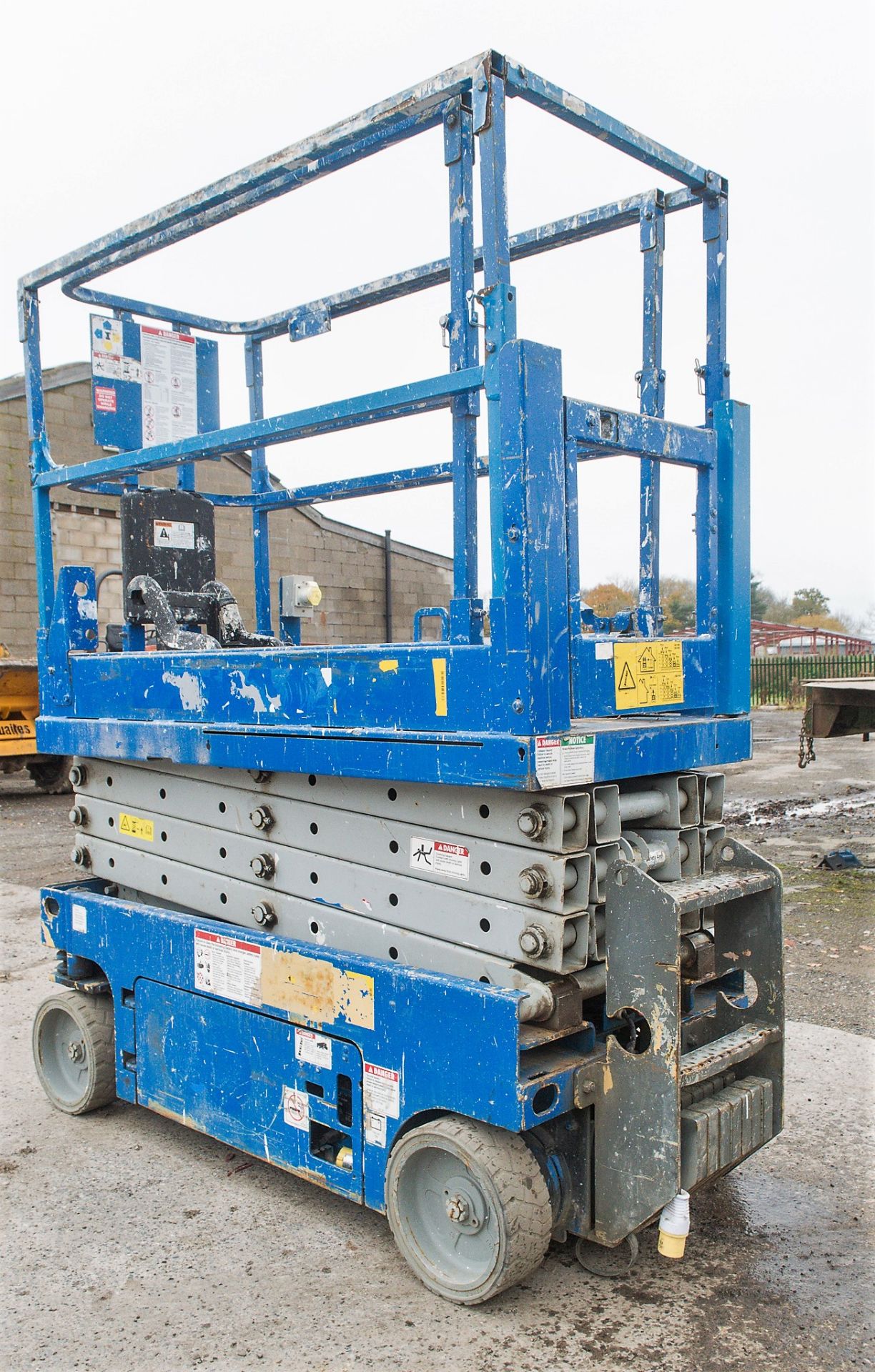 Genie GS1932 6 metre battery electric scissor lift access platform Year: 2004 S/N: 67873 Recorded - Image 3 of 9