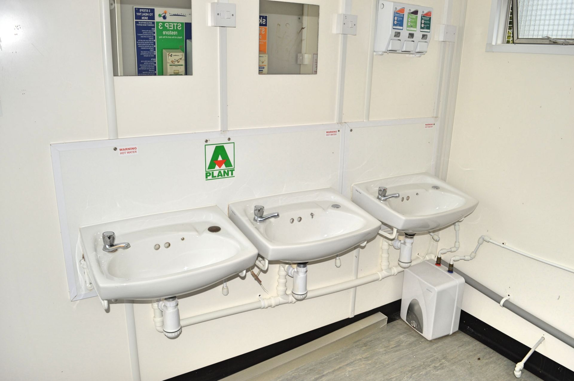 21 ft x 9 ft jack leg steel anti vandal toilet block unit Comprising 4 toilet cubicles, 3 urinals - Image 12 of 12