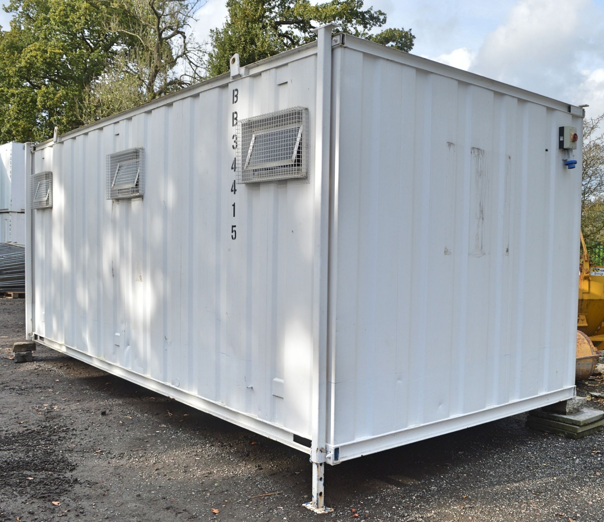 21 ft x 9 ft jack leg steel anti vandal toilet block unit Comprising 4 toilet cubicles, 3 urinals - Image 4 of 12