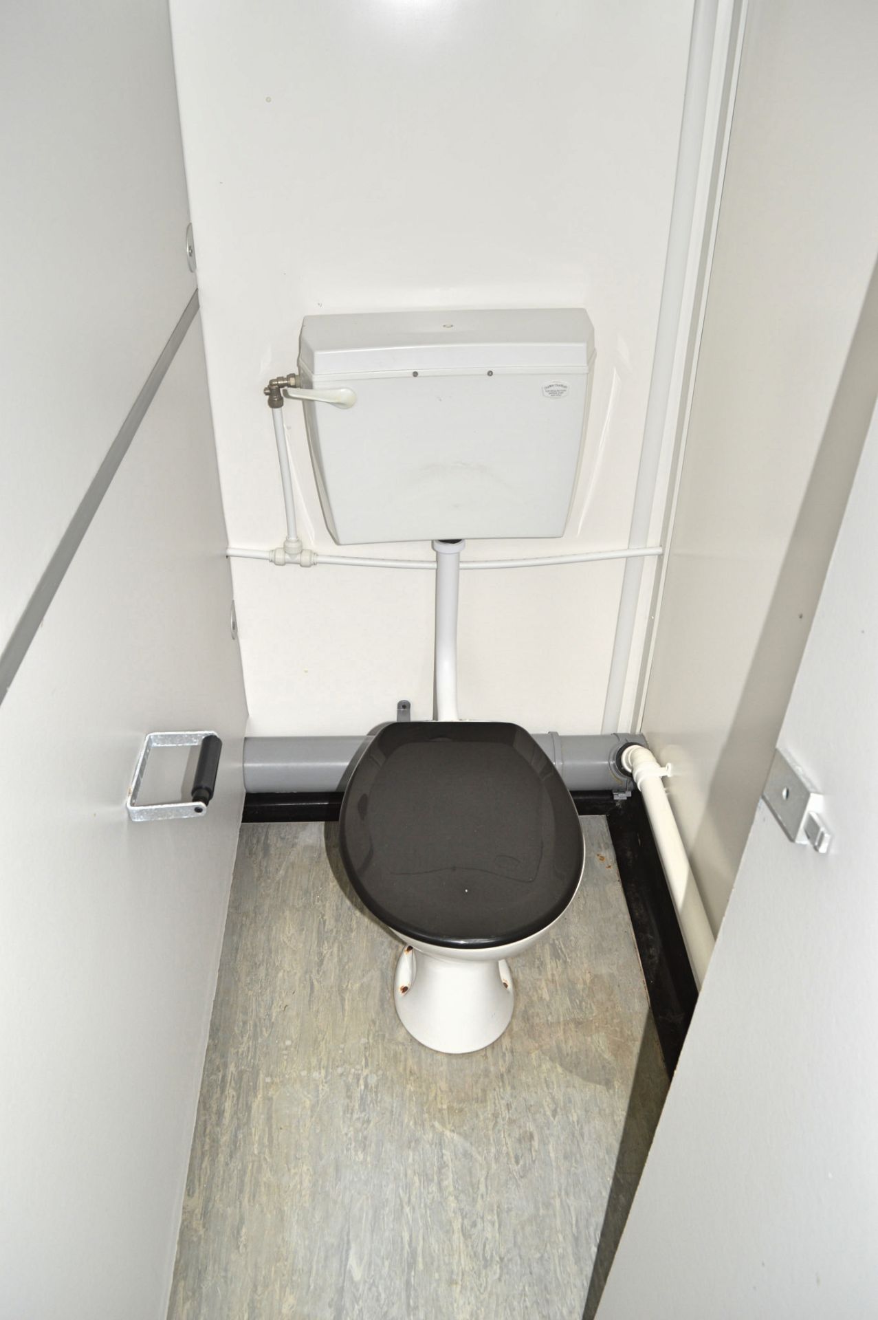 21 ft x 9 ft jack leg steel anti vandal toilet block unit Comprising 4 toilet cubicles, 3 urinals - Image 10 of 12