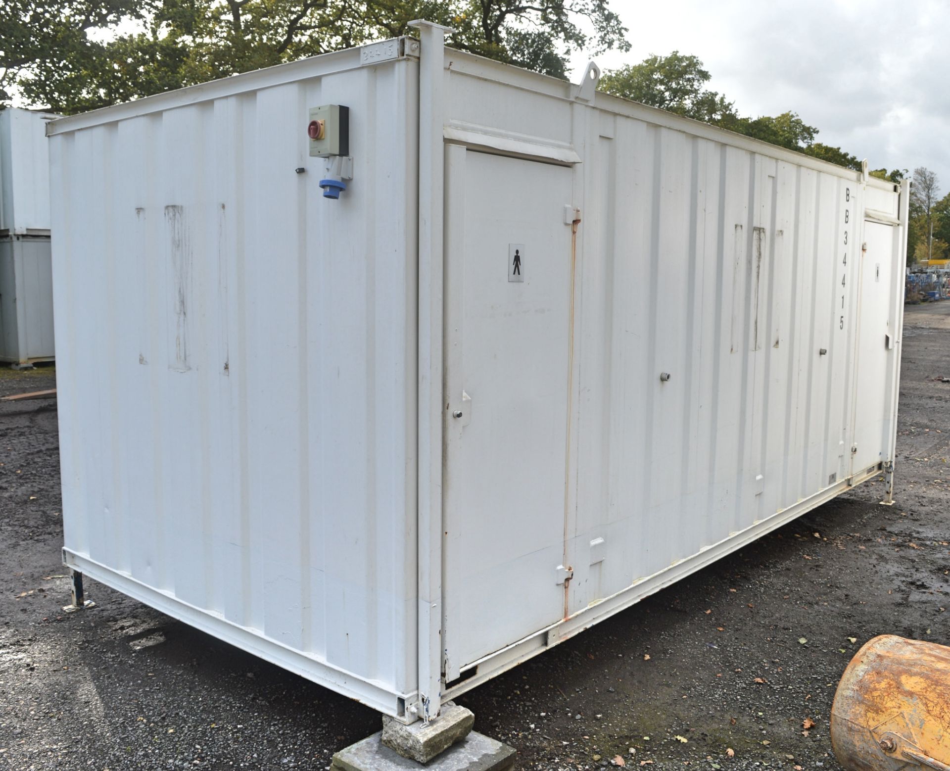 21 ft x 9 ft jack leg steel anti vandal toilet block unit Comprising 4 toilet cubicles, 3 urinals - Image 3 of 12