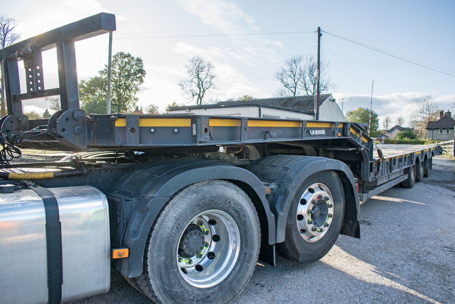 MAC Trailers 13.6 metre step frame tri axle low loader trailer - Bild 2 aus 31