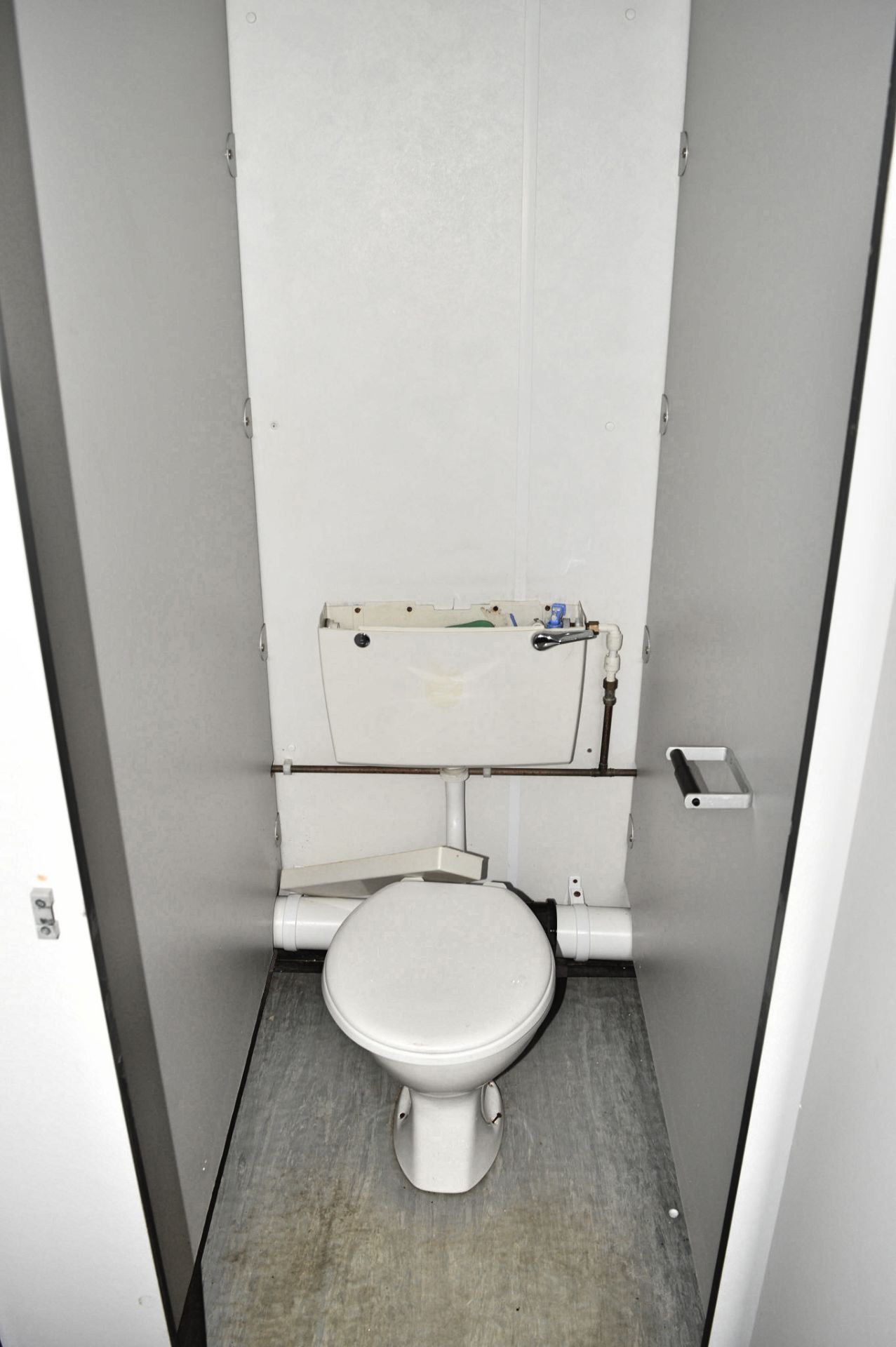 32 ft x 10 ft jack leg steel anti vandal toilet and shower block  Comprising of 2 rooms contaning; 3 - Image 16 of 17