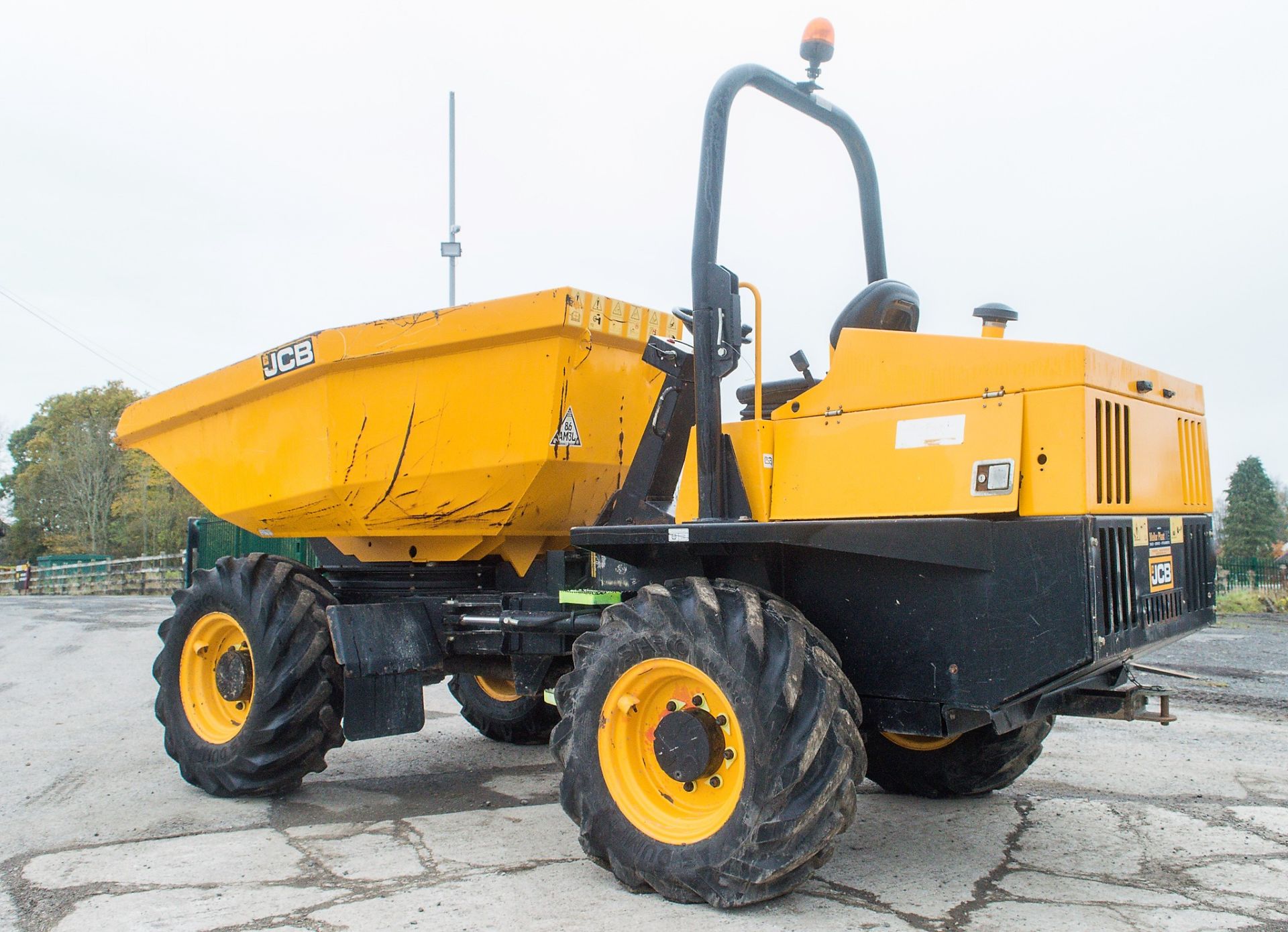 JCB 6 tonne swivel skip dumper Year: 2015 S/N: EFFRL7343 Recorded Hours: 731 ** Starts, runs, tips & - Image 3 of 18