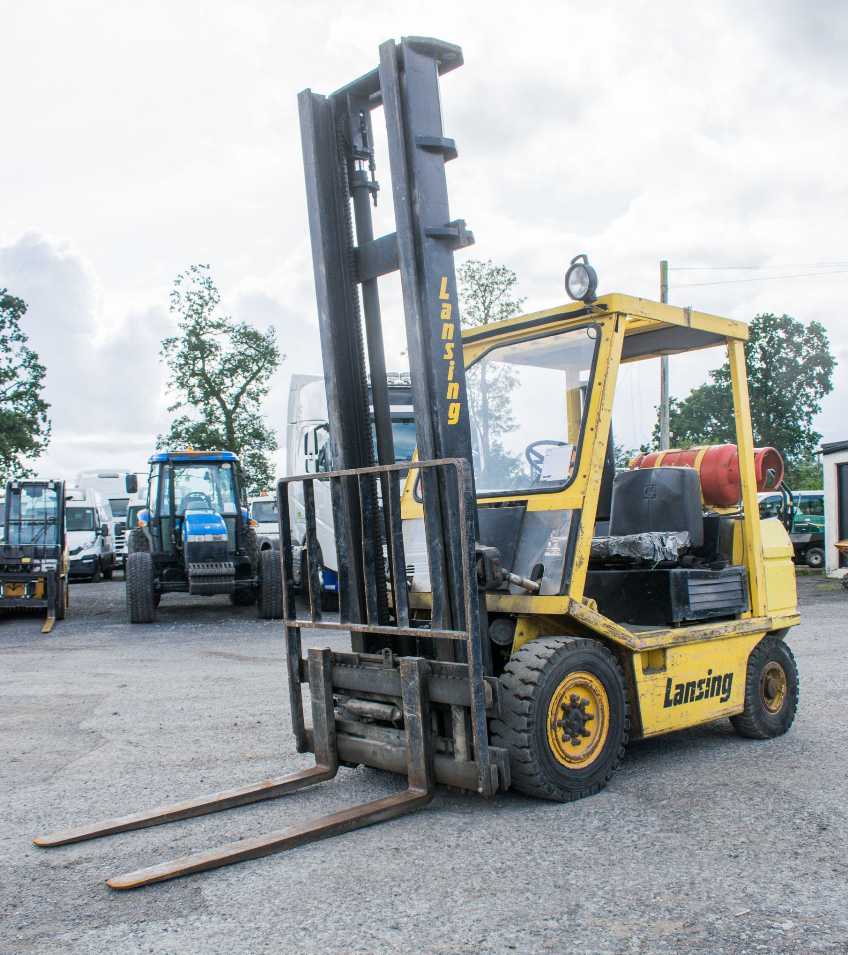Lansing 7/2.5 2.5 tonne gas powered fork lift truck S/N: 36725 Recorded Hours: 219