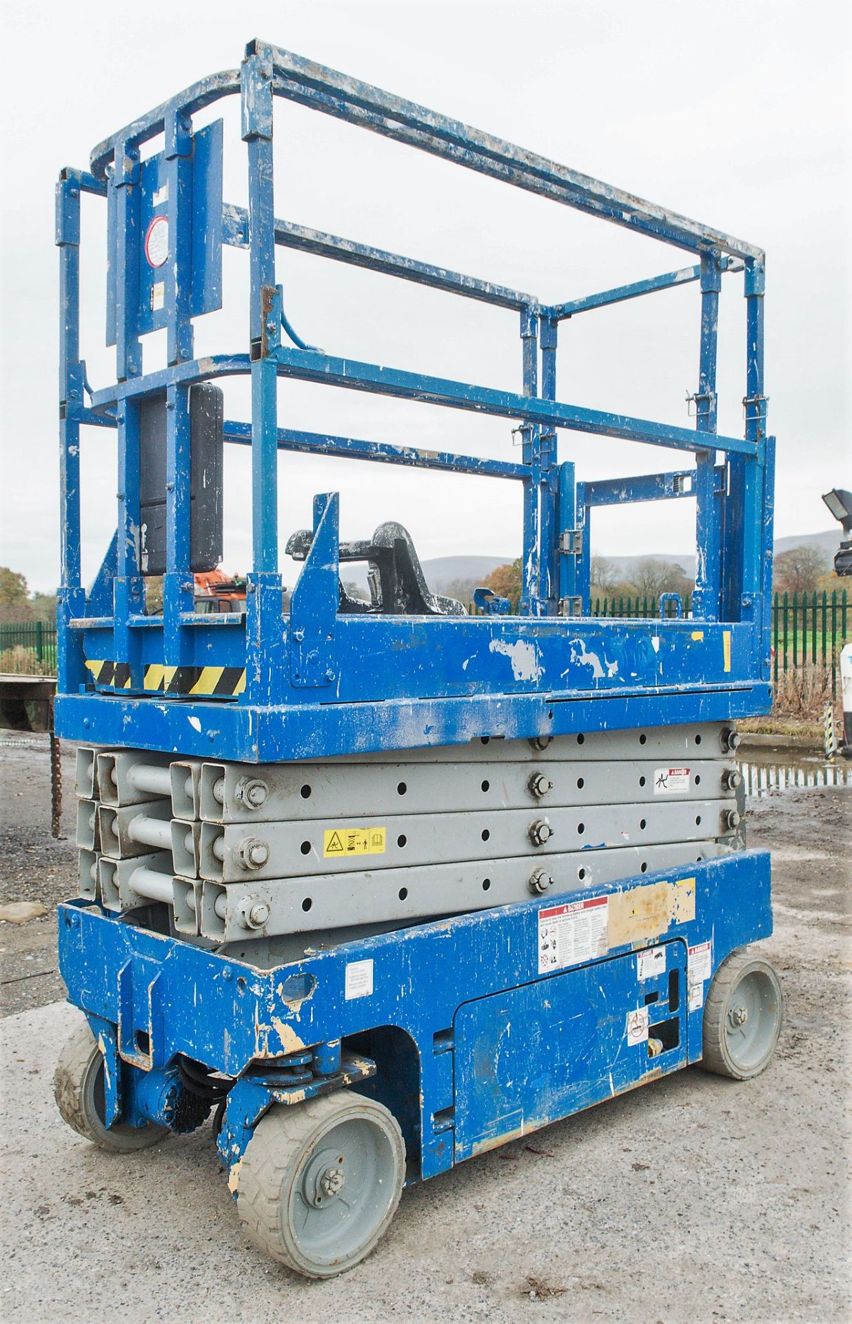 Genie GS1932 6 metre battery electric scissor lift access platform Year: 2004 S/N: 67873 Recorded - Image 4 of 9