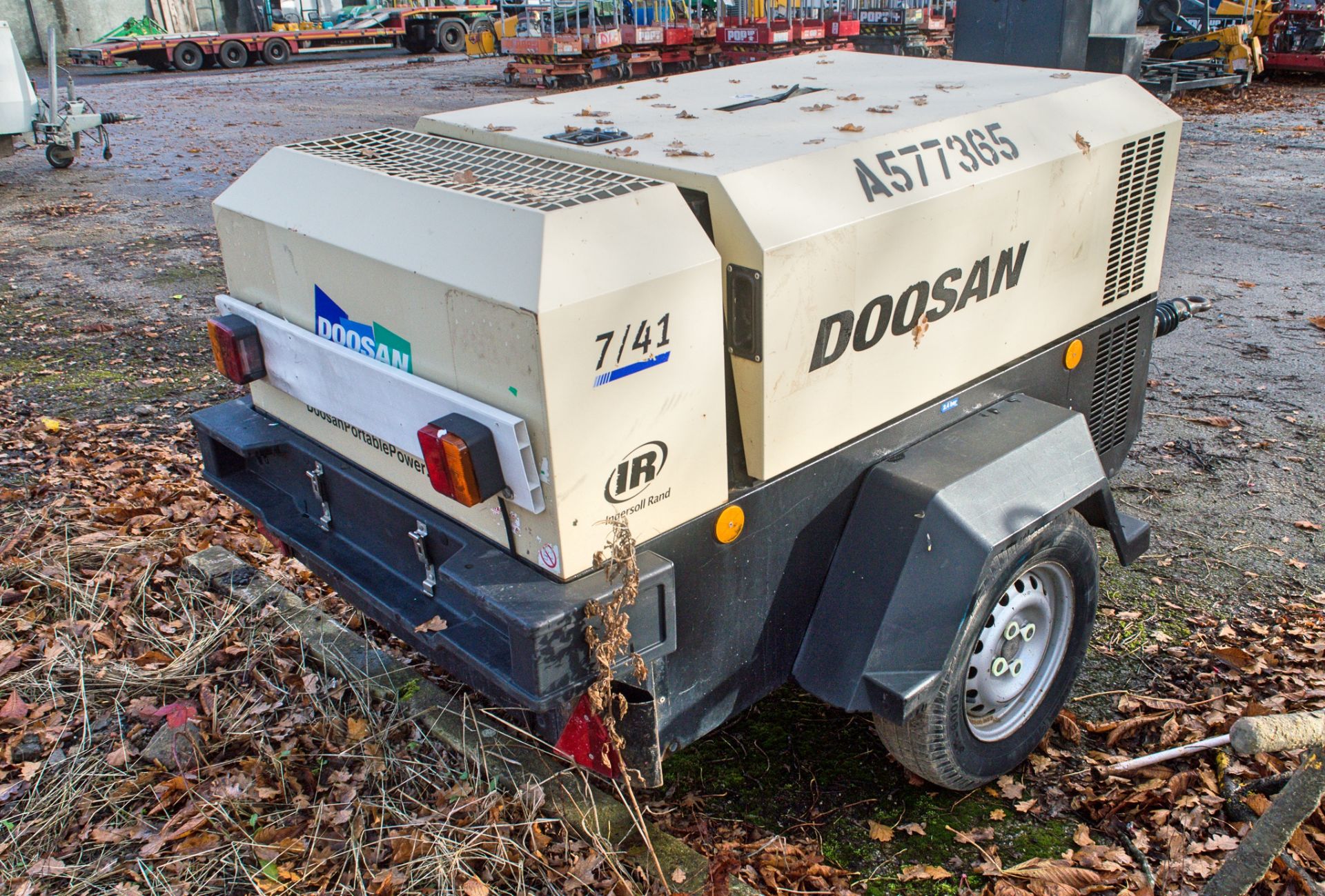 Doosan 741 E diesel driven mobile air compressor / generator  Year: 2012 S/N: 431418 Recorded hours: - Image 2 of 4