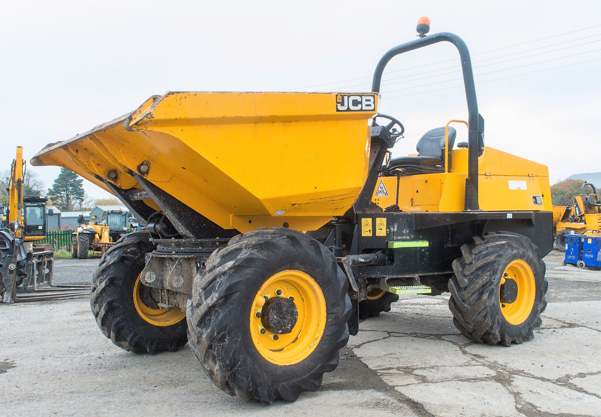 JCB 6 tonne swivel skip dumper Year: 2015 S/N: EFFRL7343 Recorded Hours: 731 ** Starts, runs, tips &