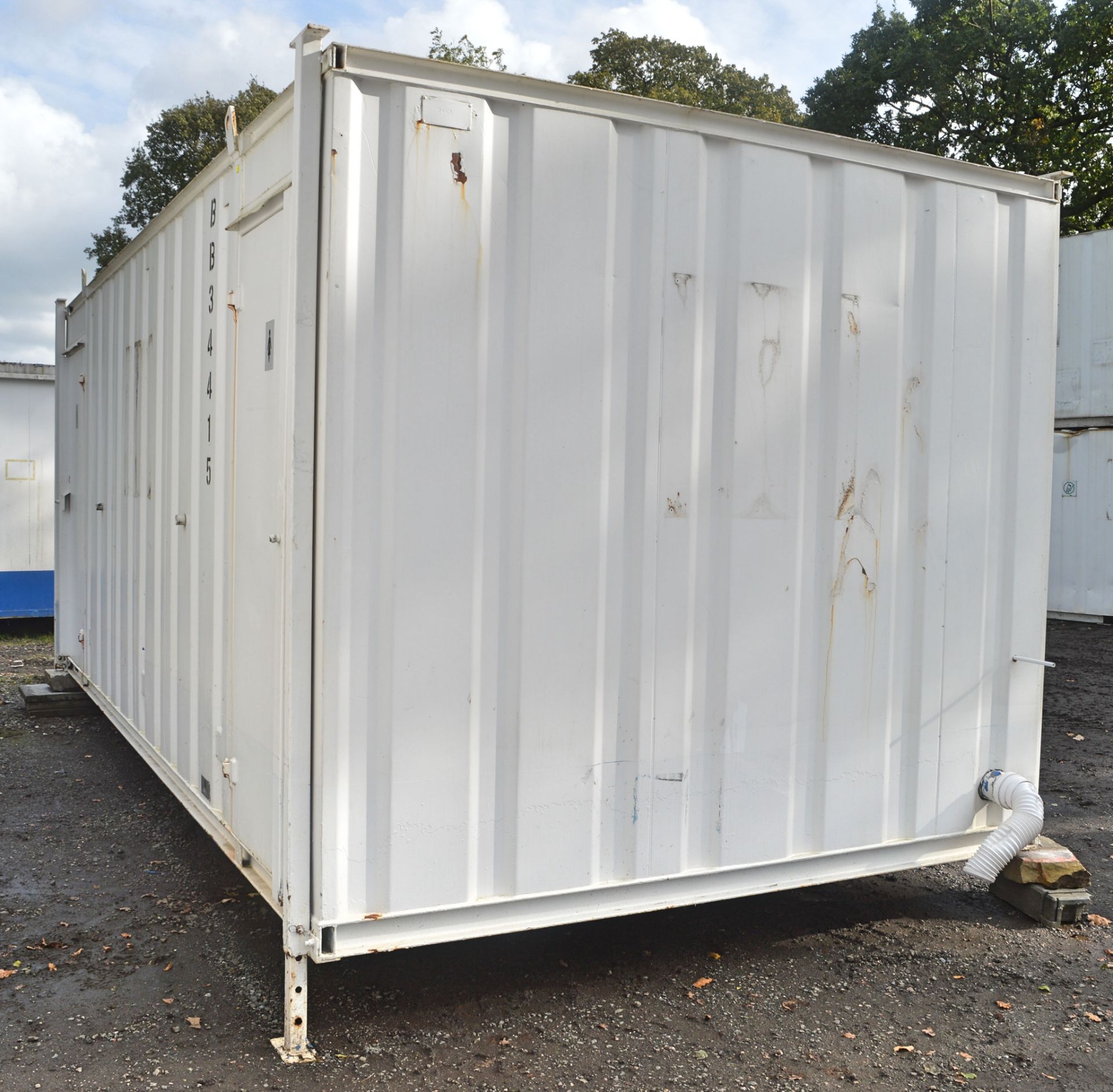 21 ft x 9 ft jack leg steel anti vandal toilet block unit Comprising 4 toilet cubicles, 3 urinals - Image 2 of 12