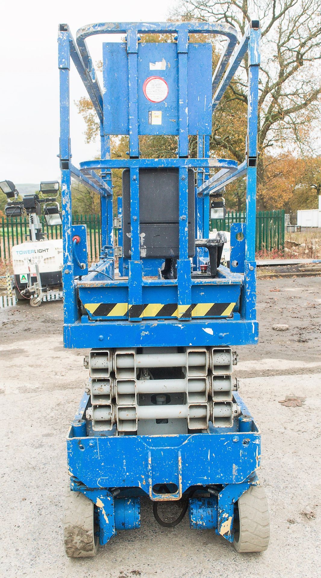 Genie GS1932 6 metre battery electric scissor lift access platform Year: 2004 S/N: 67873 Recorded - Image 5 of 9