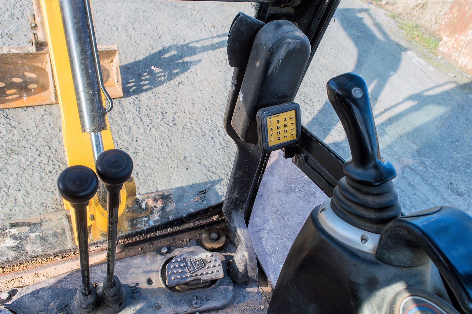 JCB 8018 1.5 tonne rubber tracked mini excavator Year: 2013 S/N: 2074561 Recorded Hours: 1630 blade, - Image 18 of 19