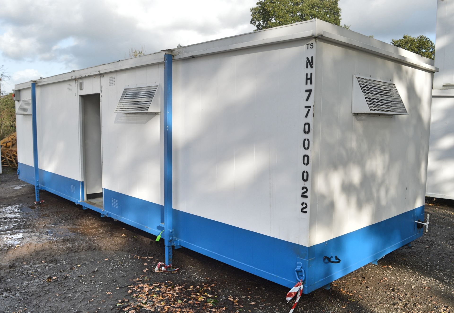 32 ft x 10 ft jack leg steel anti vandal toilet and shower block  Comprising of 2 rooms contaning; 3 - Image 3 of 17