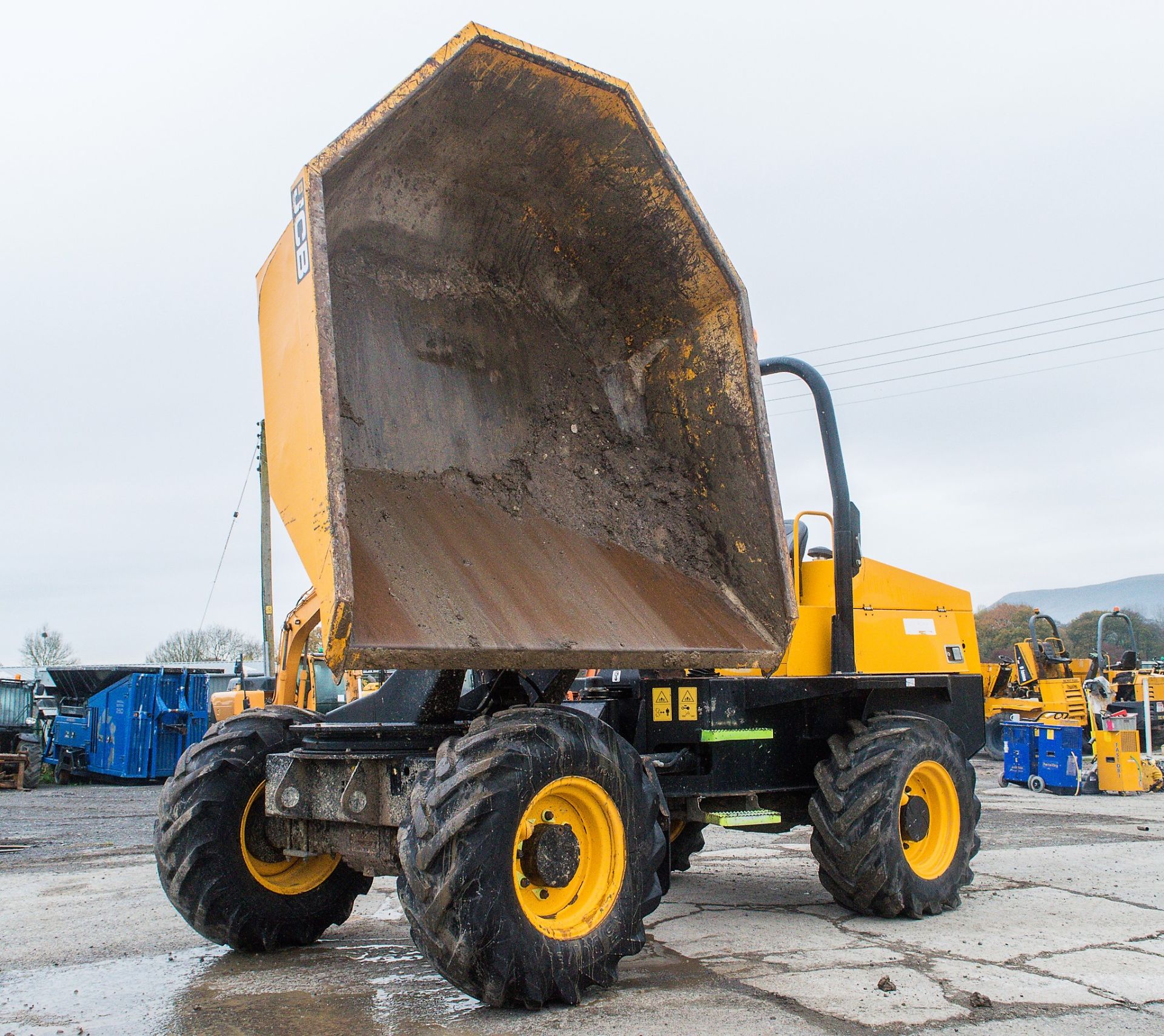 JCB 6 tonne swivel skip dumper Year: 2015 S/N: EFFRL7343 Recorded Hours: 731 ** Starts, runs, tips & - Image 7 of 18