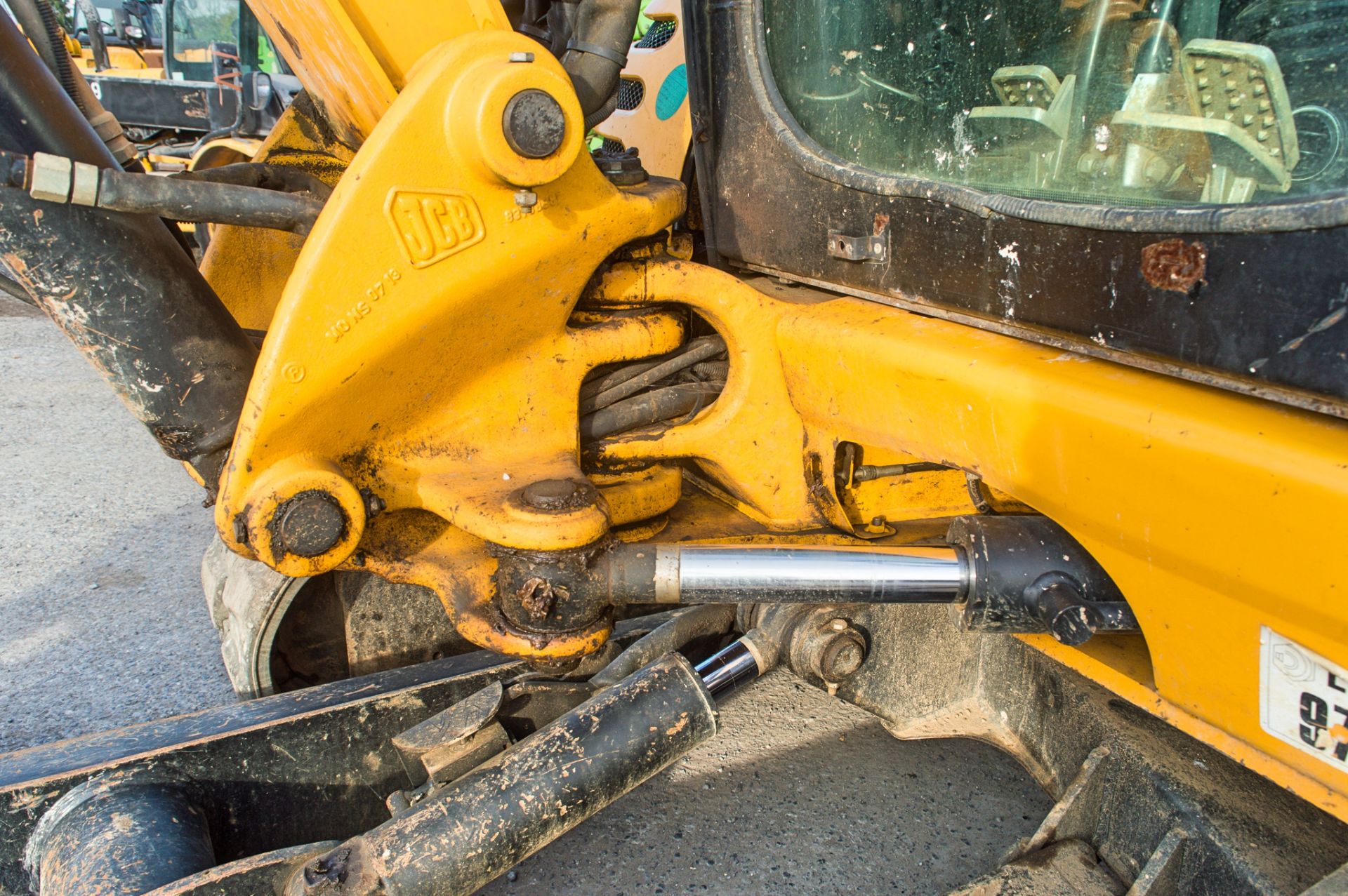 JCB 8050 RTS 5 tonne rubber tracked midi excavator Year: 2013 S/N: 1741865 Recorded Hours: 2397 - Image 17 of 23