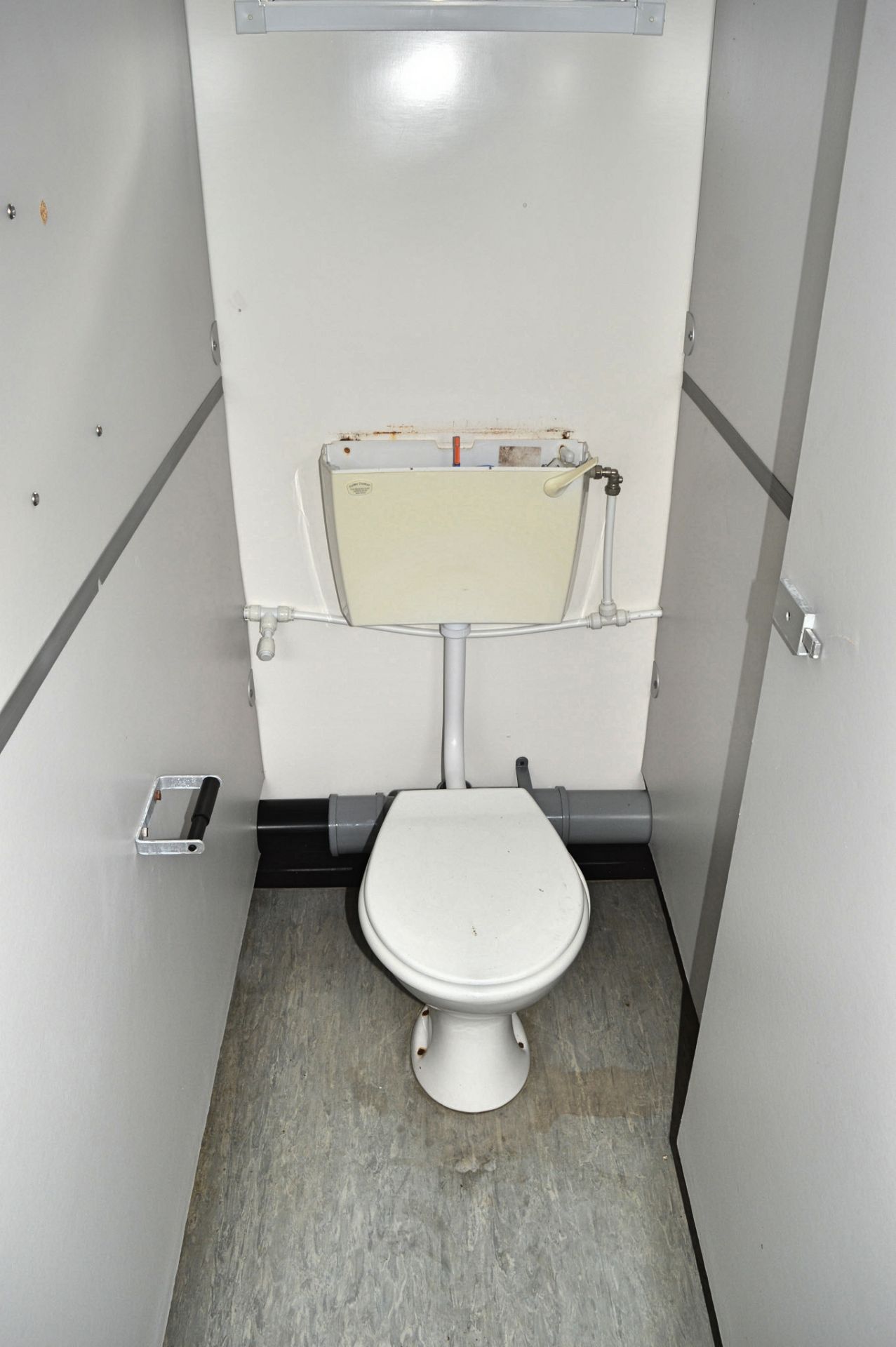 21 ft x 9 ft jack leg steel anti vandal toilet block unit Comprising 4 toilet cubicles, 3 urinals - Image 8 of 12