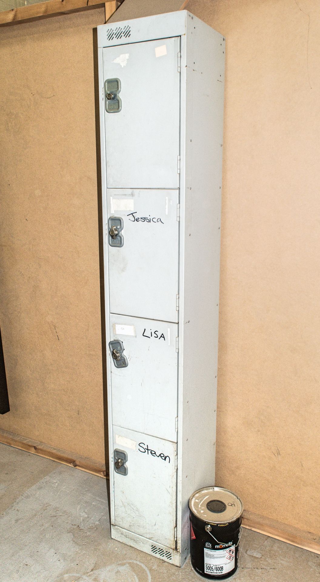 4 door steel locker Dimensions: 180 cm x 30 cm x 30 cm