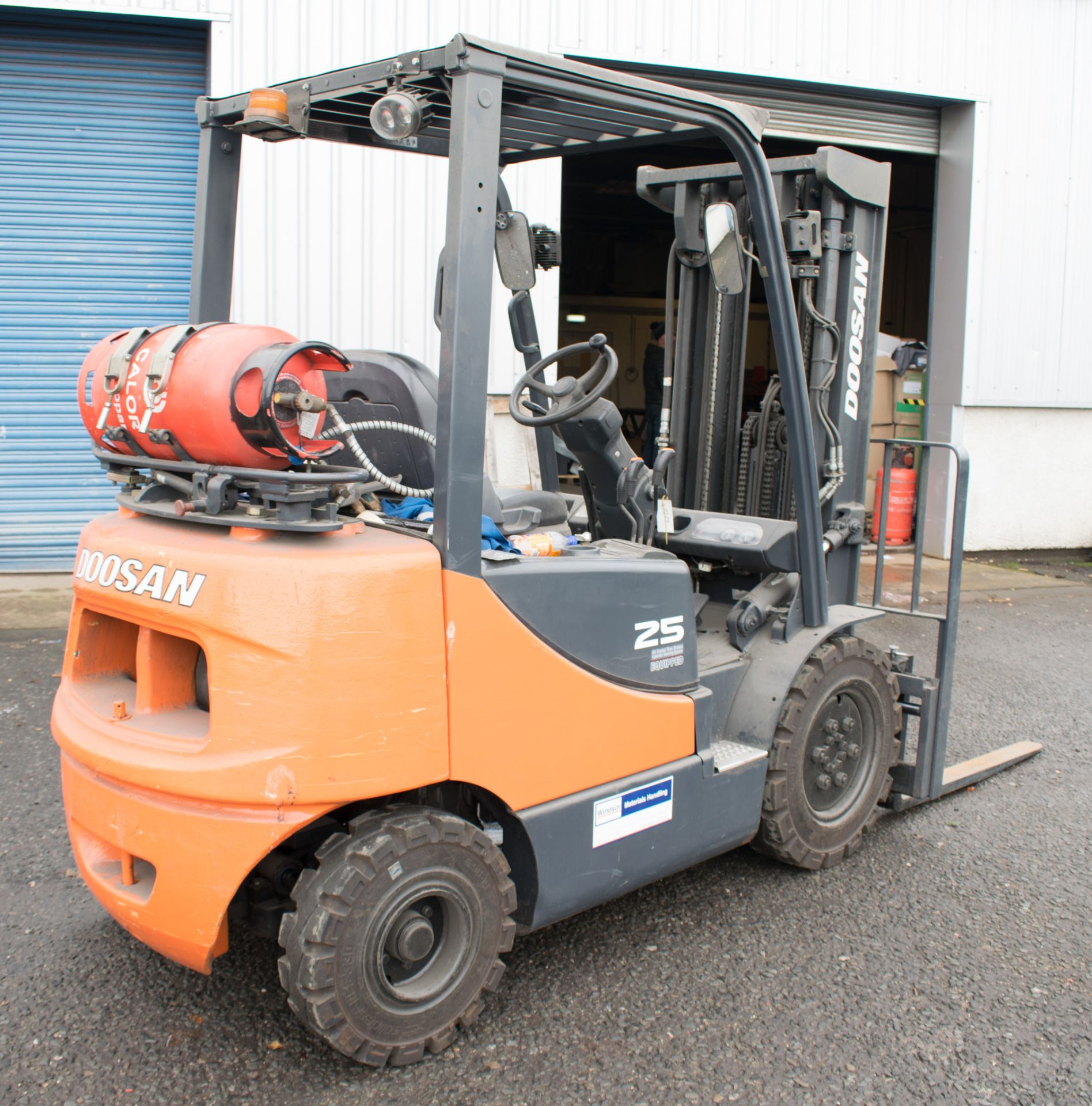 Doosan G25e-5 2.5 tonne gas forklift  Year of Manufacture: 2012 S/N: 03511 Recorded hours: 13077 - Image 4 of 12