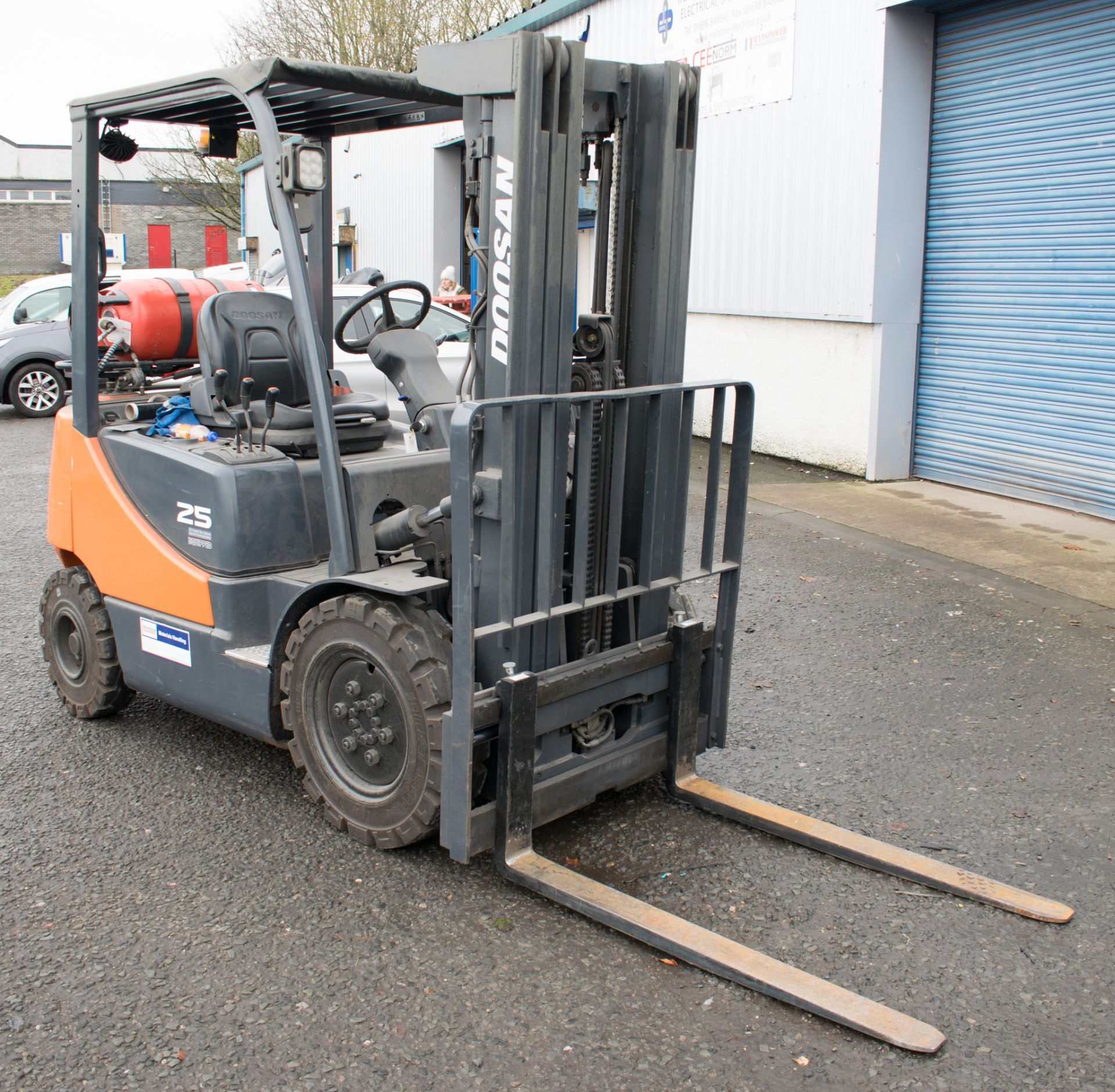 Doosan G25e-5 2.5 tonne gas forklift  Year of Manufacture: 2012 S/N: 03511 Recorded hours: 13077 - Image 5 of 12