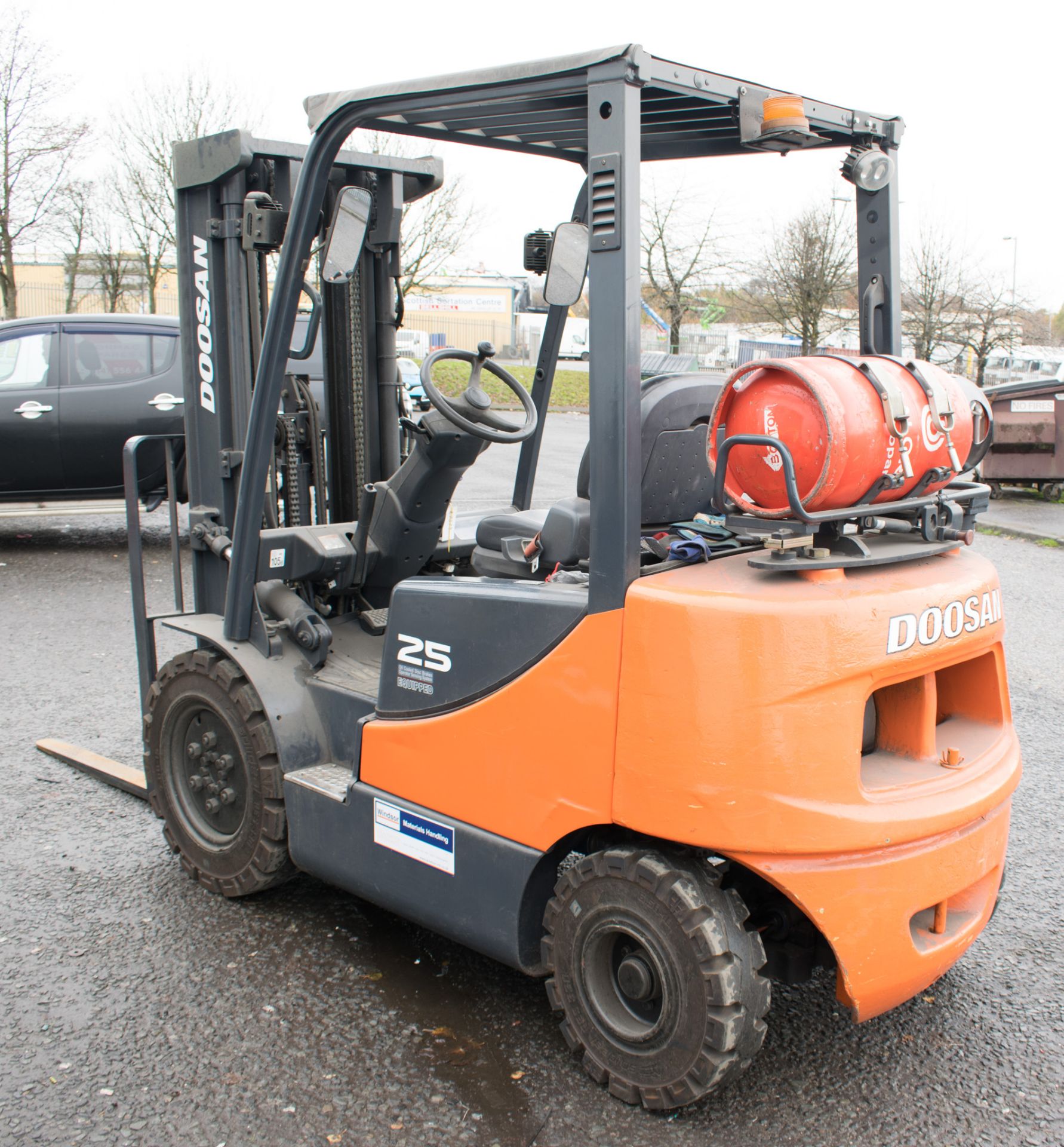 Doosan G25e-5 2.5 tonne gas forklift  Year of Manufacture: 2012 S/N: 03511 Recorded hours: 13077 - Image 2 of 12