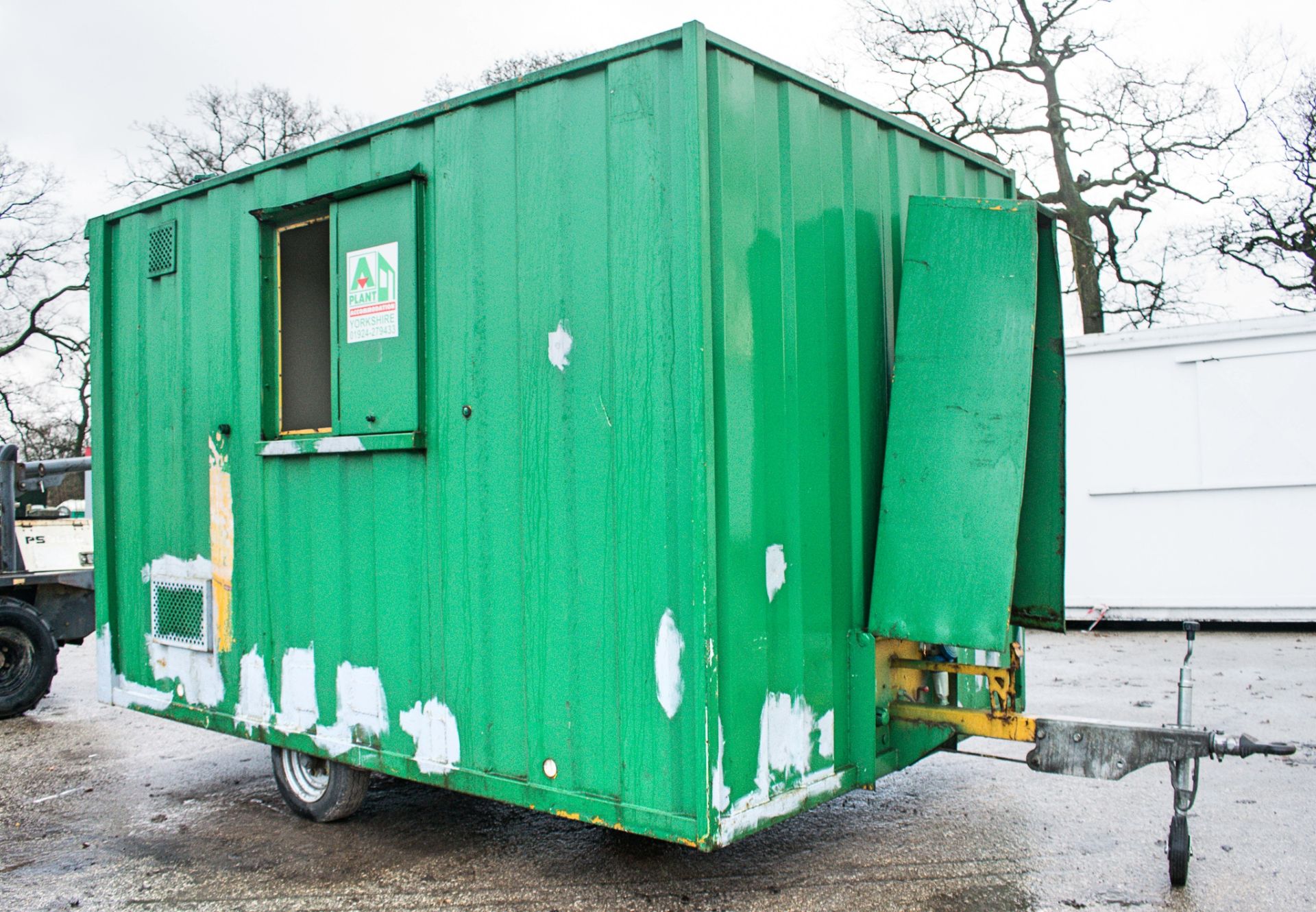 Groundhog 12 ft x 8 ft steel anti vandal mobile fast tow site welfare unit  Comprising kitchen, - Image 4 of 11
