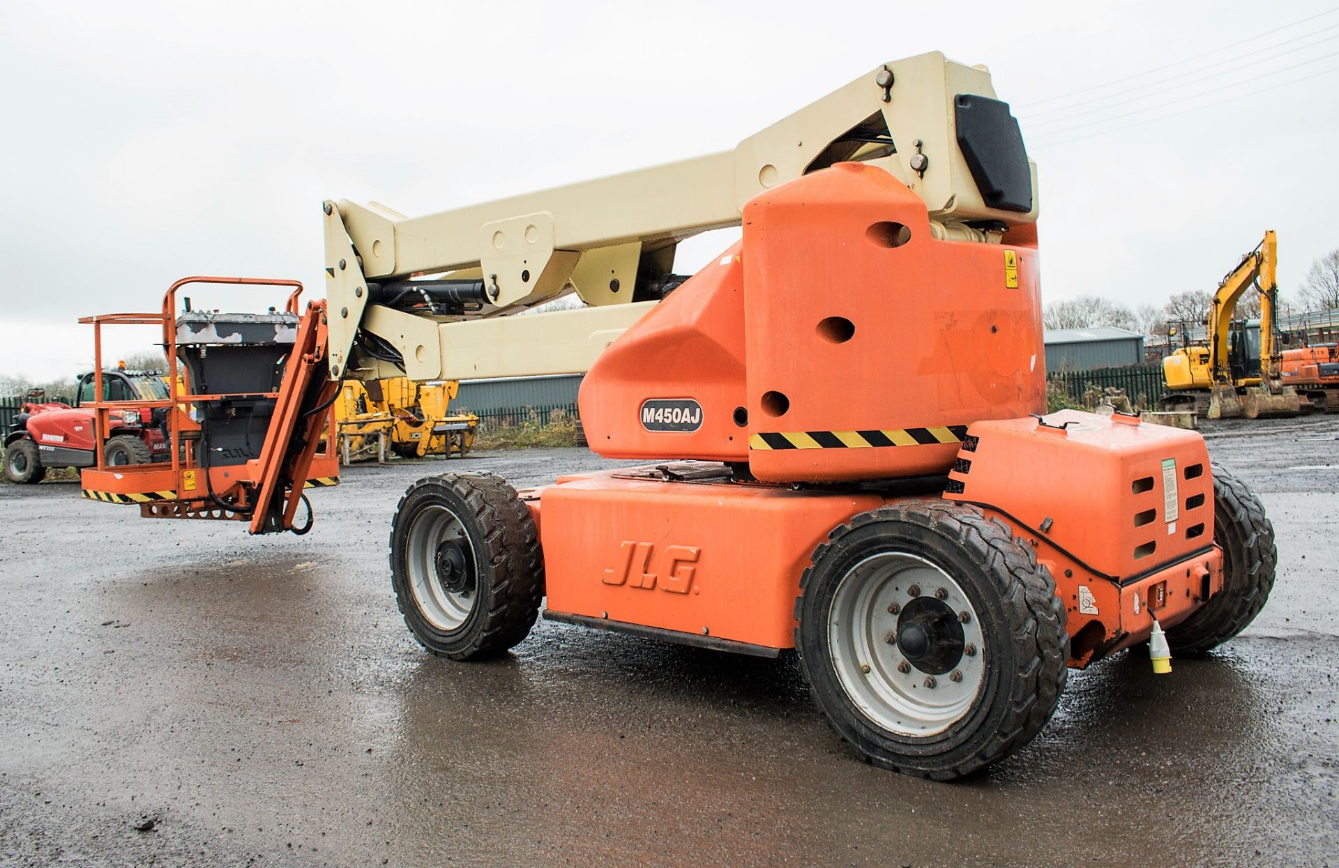 JLG M450 AJ 45 ft battery electric/diesel articulated boom lift access platform Year: 2005 S/N: - Image 3 of 15