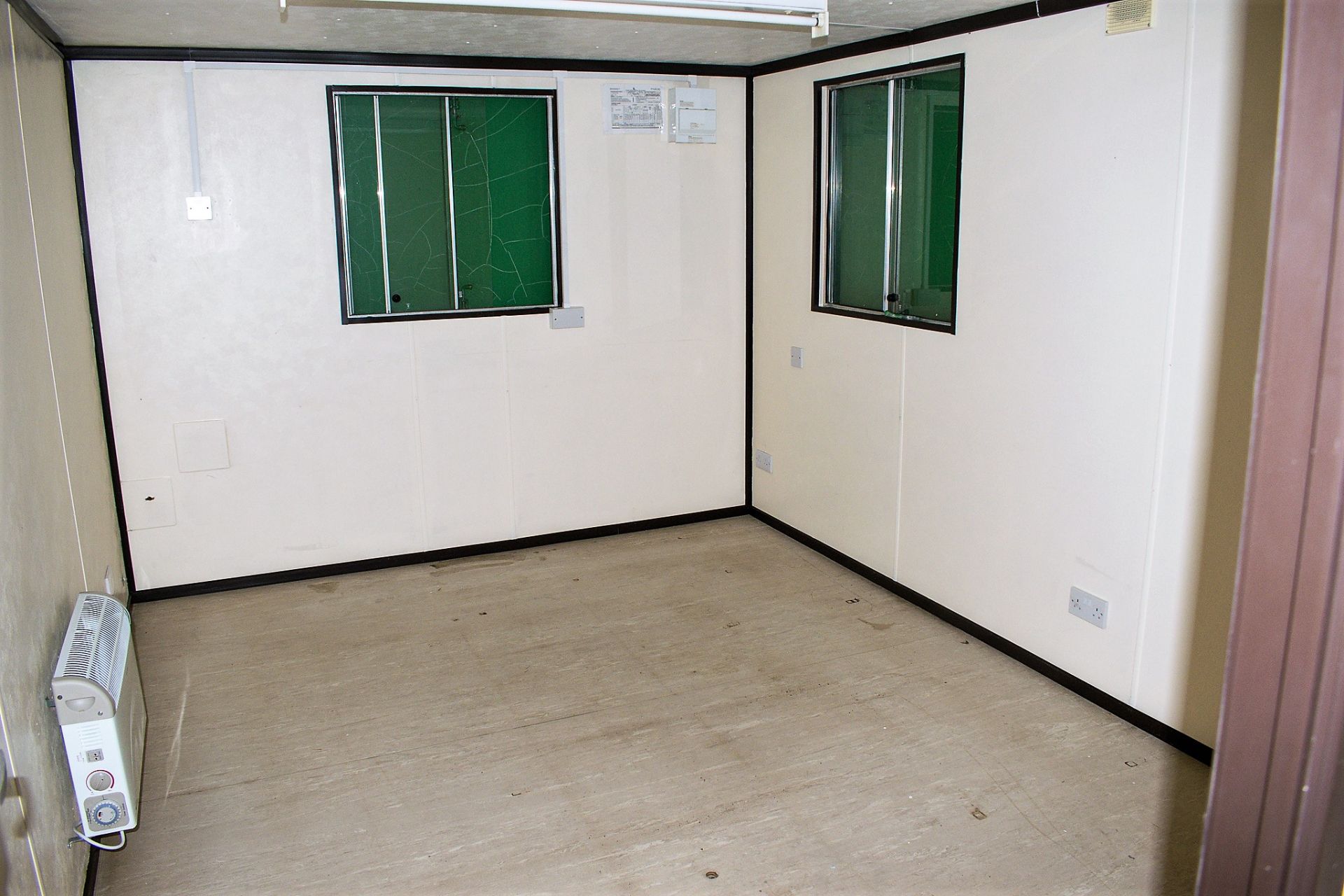 32 ft x 10 ft steel anti vandal office site unit Comprising of: 2 - offices & lobby c/w keys - Image 9 of 9