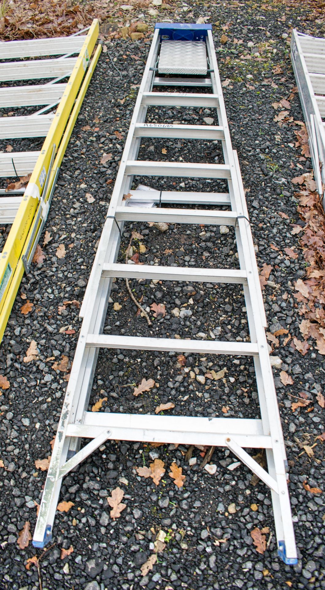 8 tread aluminium step ladder A650685