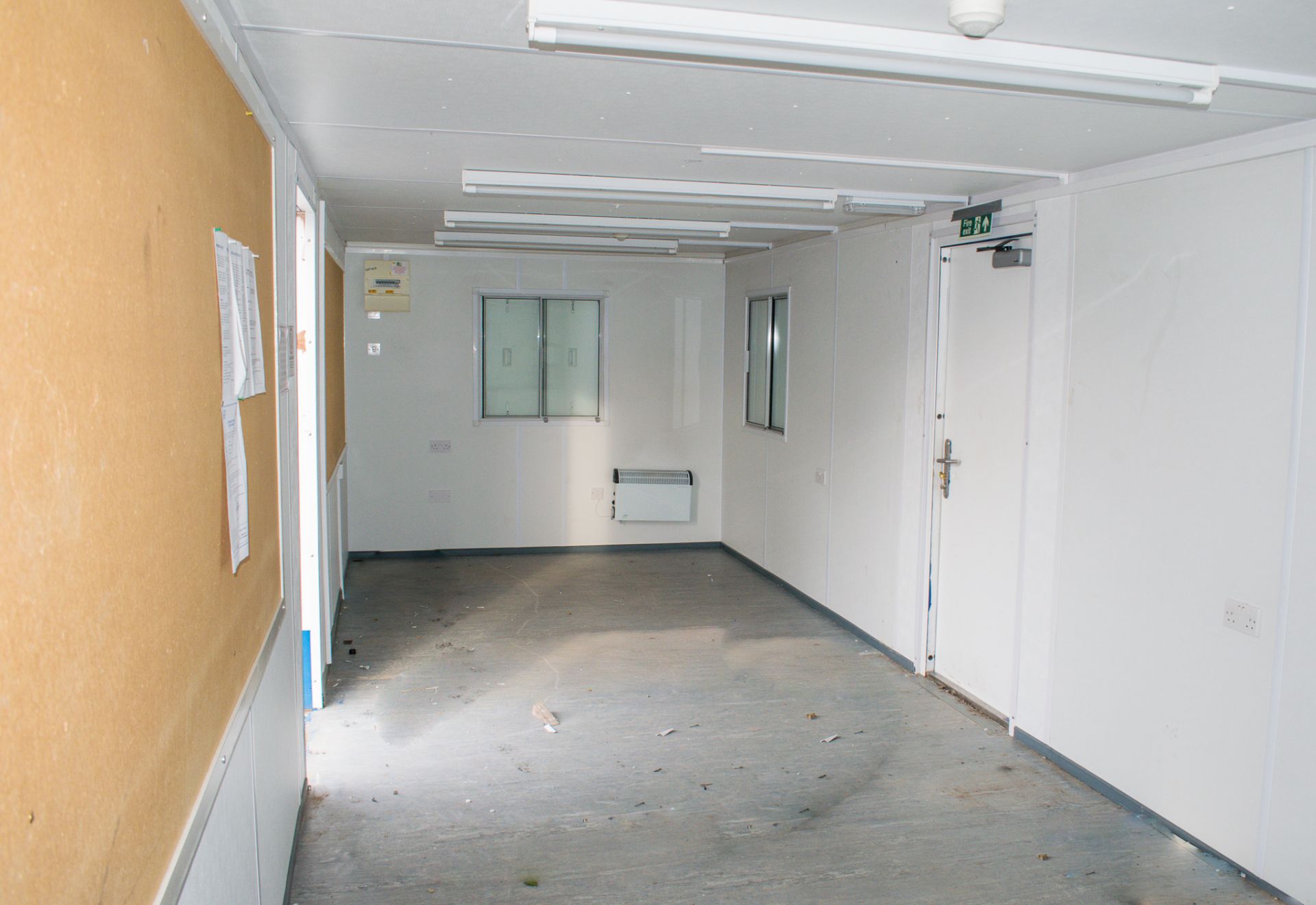 32 ft x 10 ft steel jack leg office site unit c/w keys BBA1618 ** One door missing ** - Image 8 of 8