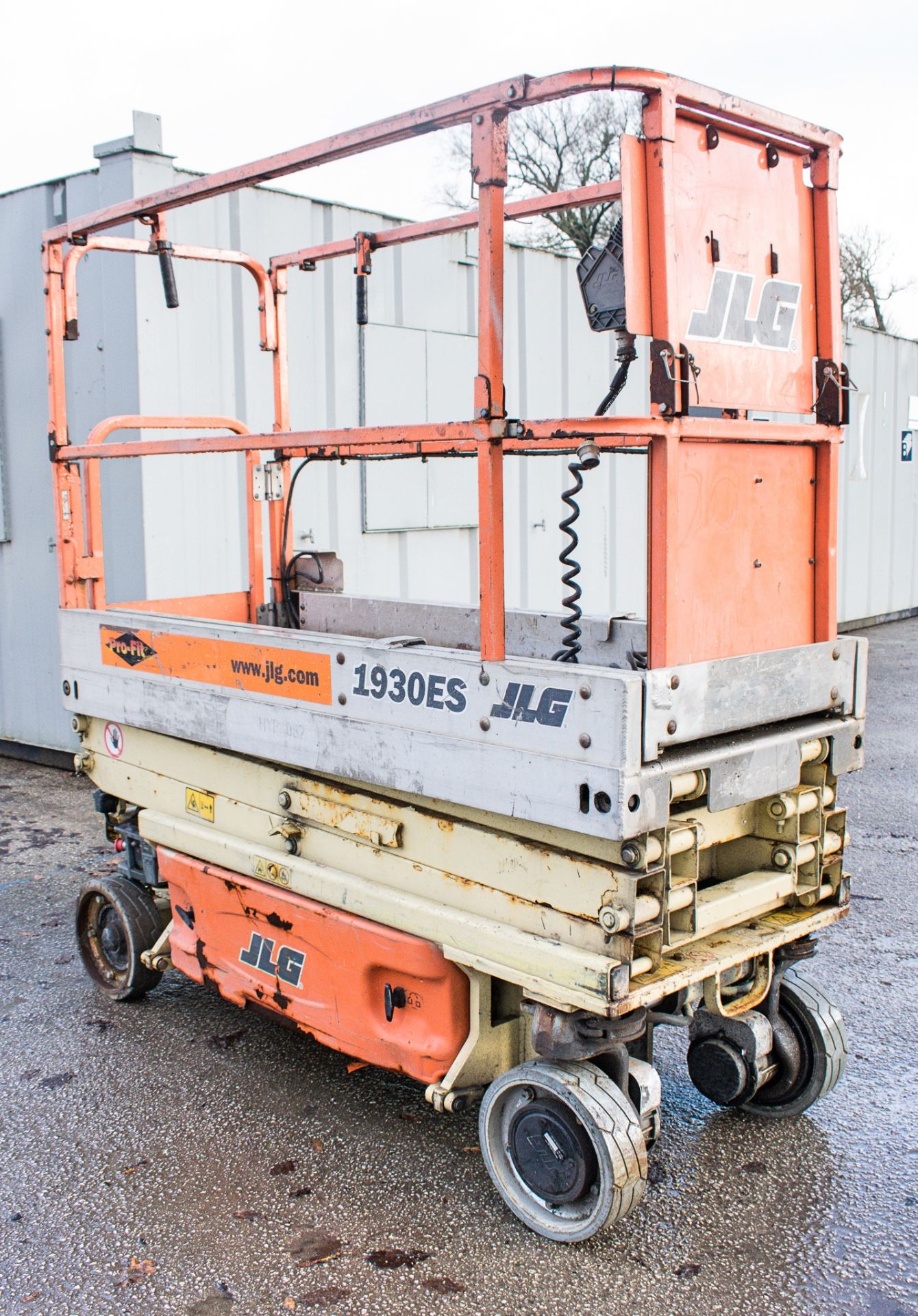 JLG 1930 ES battery electric scissor lift access platform Year: 2002 S/N: 16295 Recorded Hours: 333 - Image 2 of 6