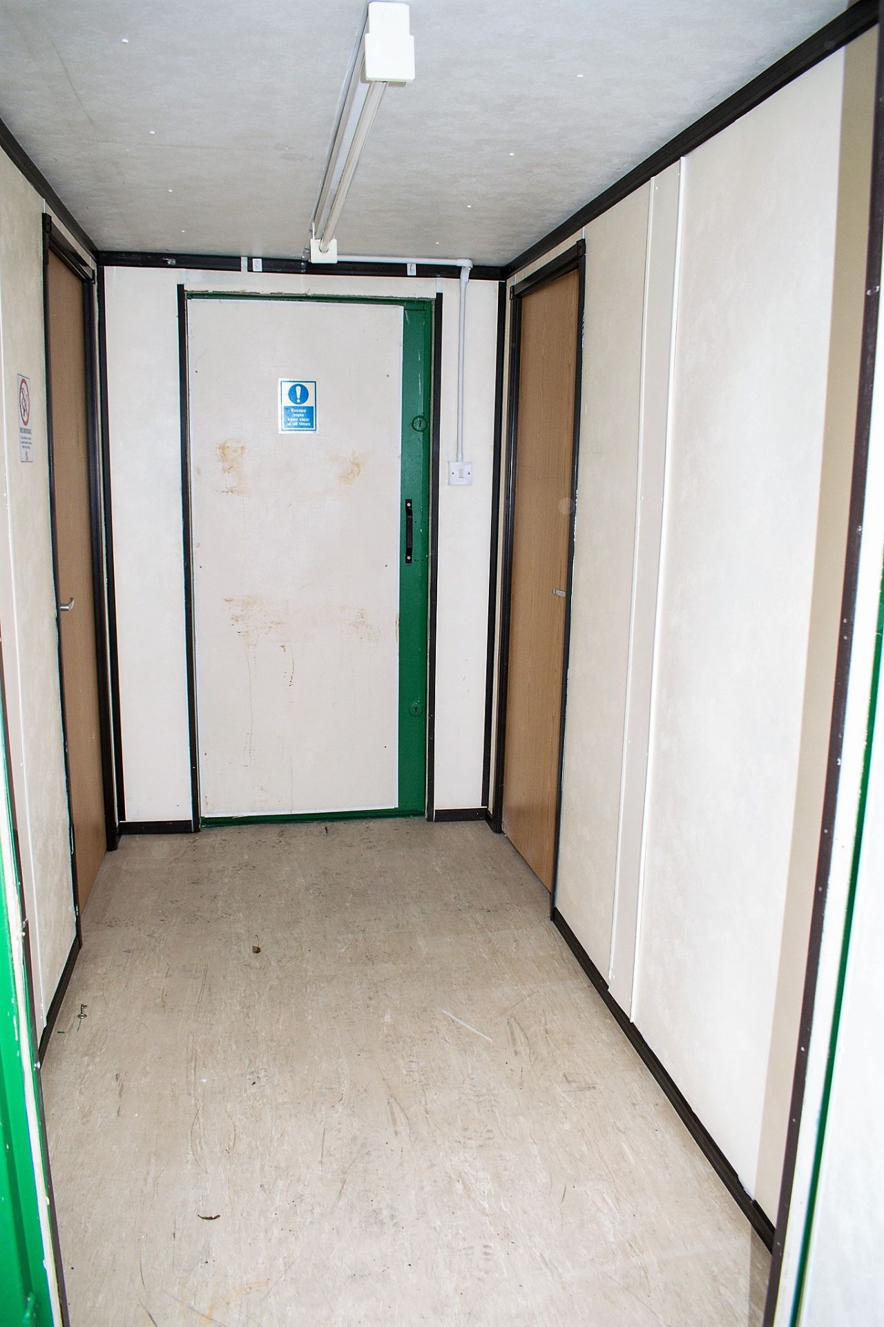 32 ft x 10 ft steel anti vandal office site unit Comprising of: 2 - offices & lobby c/w keys - Image 7 of 9