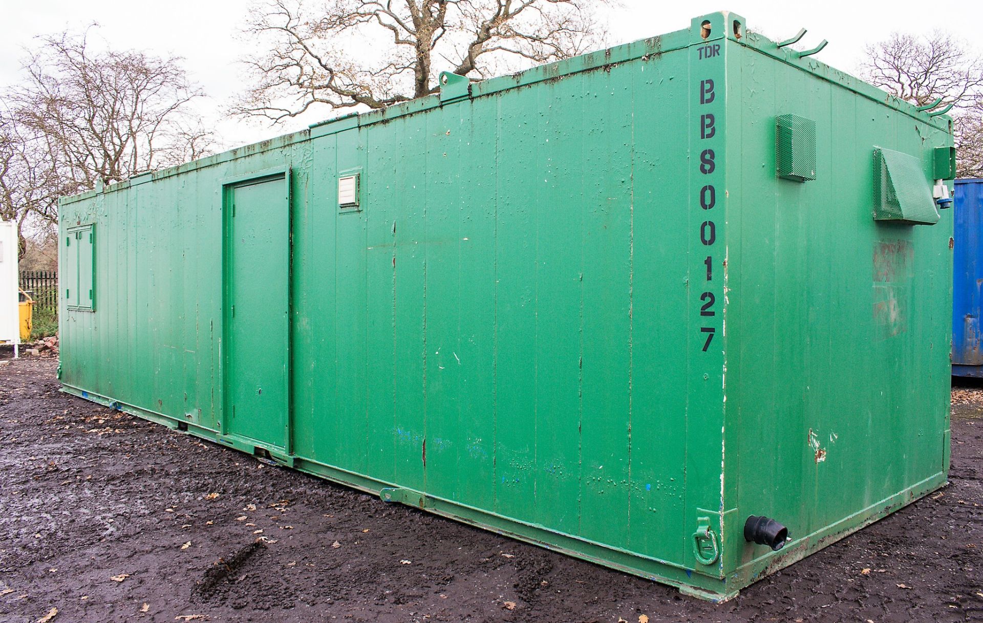 32 ft x 10 ft steel anti vandal toilet site unit Comprising of: Office, lobby, gents toilet (2 - - Image 4 of 12