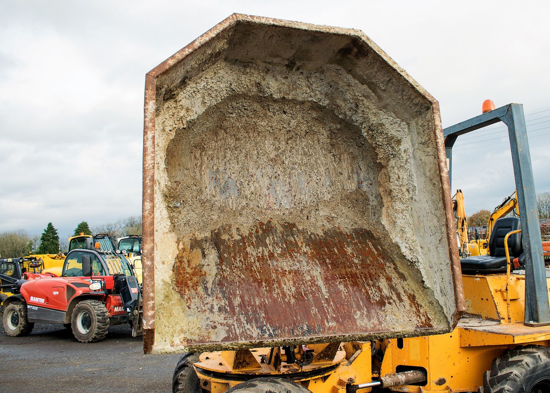 Benford Terex 3 tonne swivel skip dumper Year: 2005 S/N: E510FD211 Recorded Hours: 2307 D1198 - Image 8 of 19