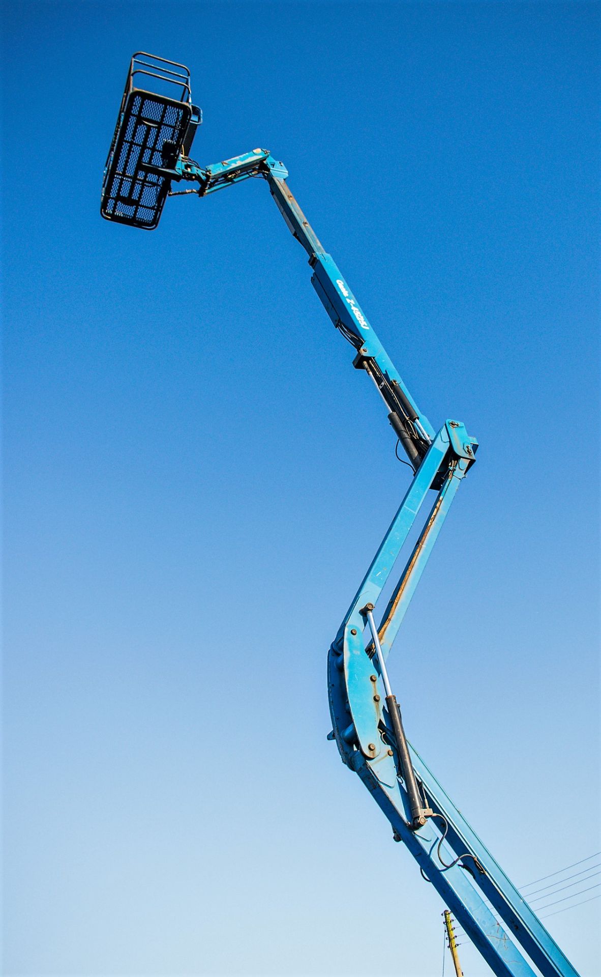 Genie Z45/25J 4 wheel drive diesel drive articulated boom access platform Year: S/N: Recorded Hours: - Image 10 of 14