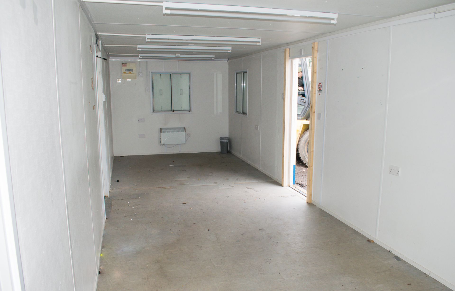 32 ft x 10 ft steel jack leg office site unit BBA1619 ** No keys & door missing ** - Image 8 of 8