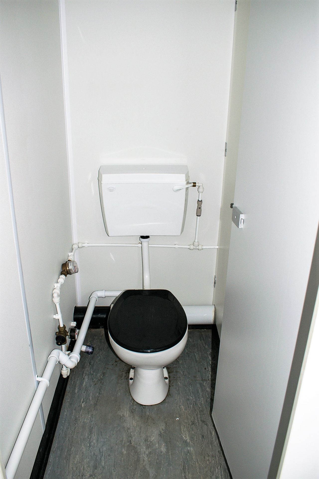 32 ft x 10 ft steel anti vandal toilet site unit Comprising of: Office, lobby, gents toilet (2 - - Image 11 of 12