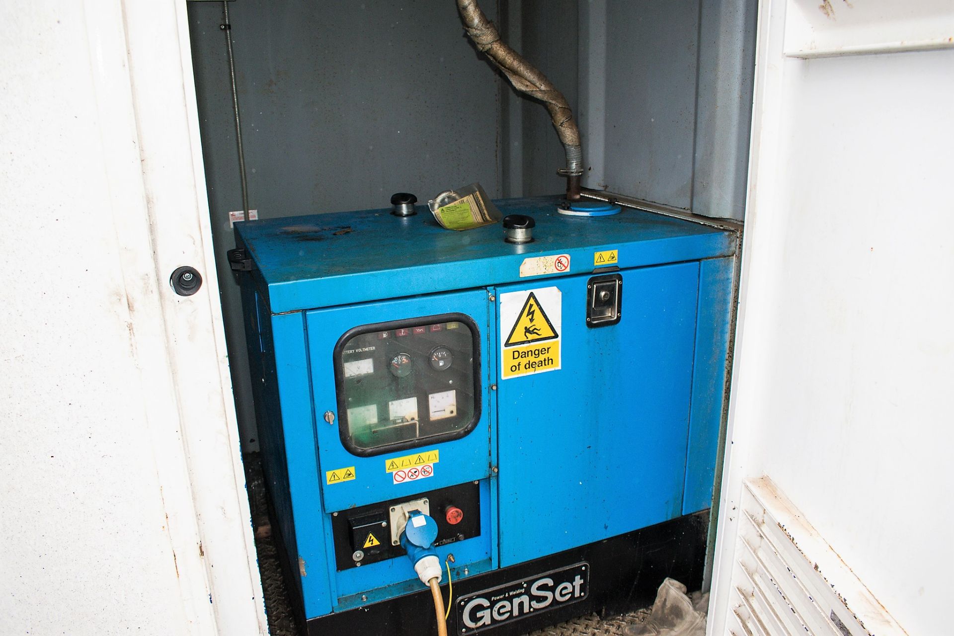 21 ft x 9 ft steel anti vandal welfare site unit Comprising of: canteen, toilet & generator room c/w - Image 11 of 13