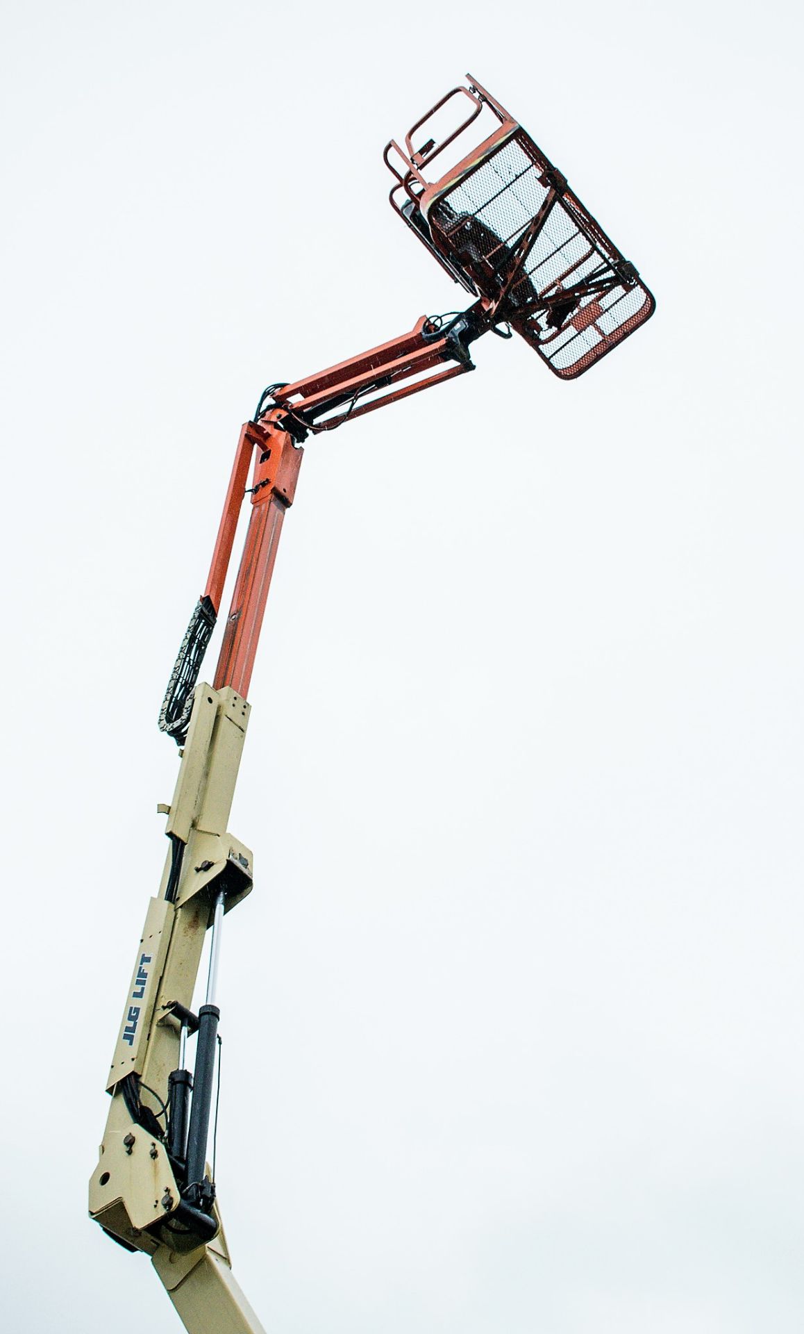 JLG M450 AJ 45 ft battery electric/diesel articulated boom lift access platform Year: 2005 S/N: - Image 10 of 15