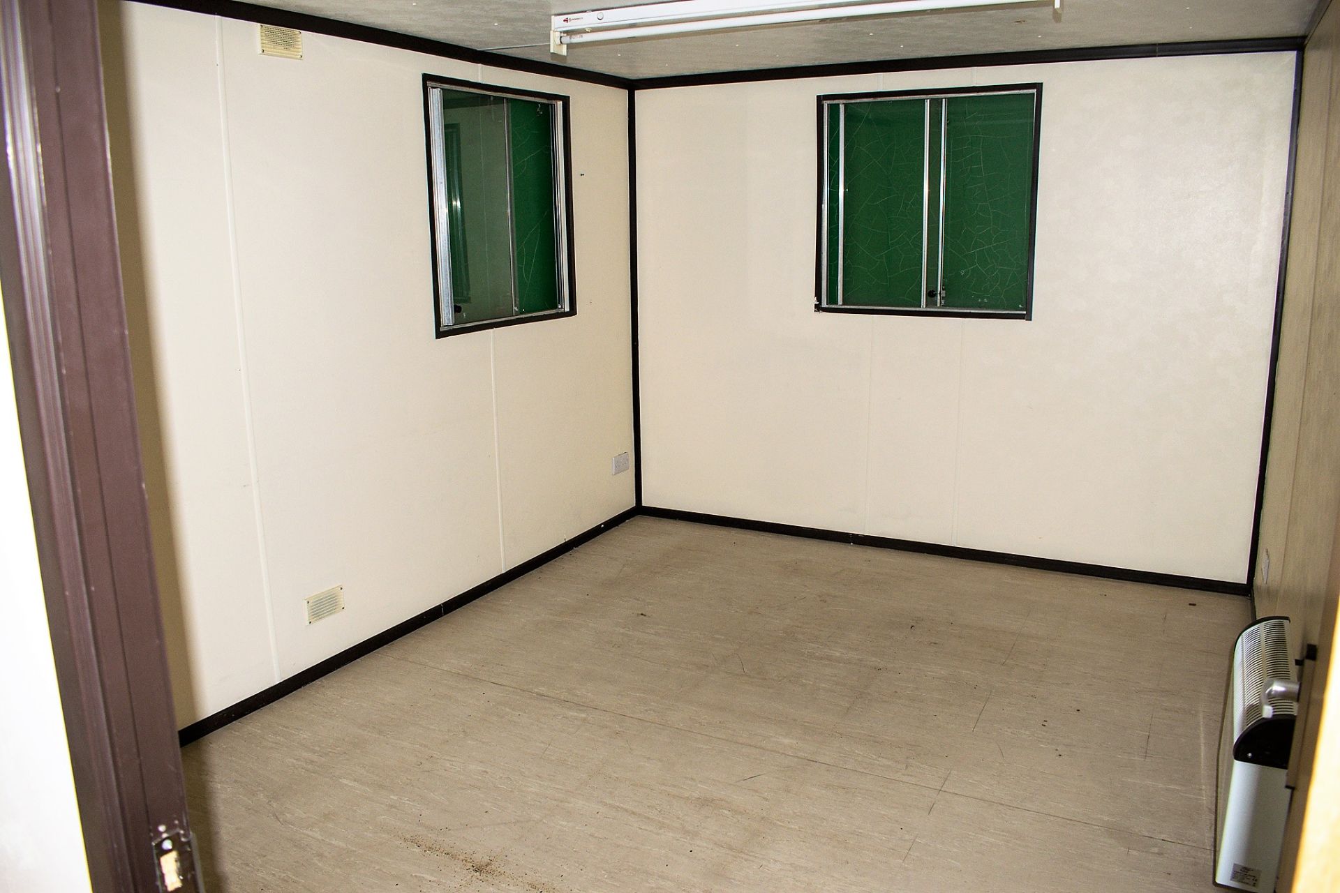 32 ft x 10 ft steel anti vandal office site unit Comprising of: 2 - offices & lobby c/w keys - Image 8 of 9