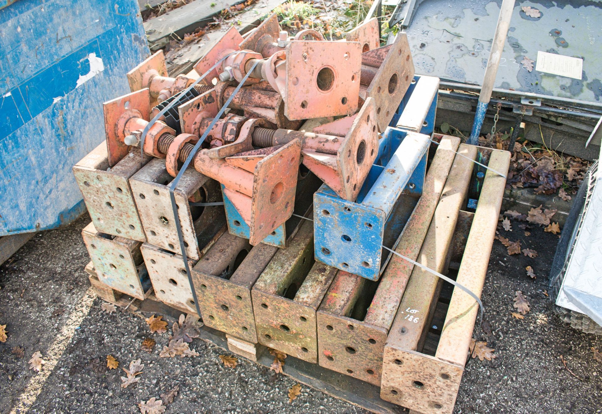 Pallet of soldiers & props C12779