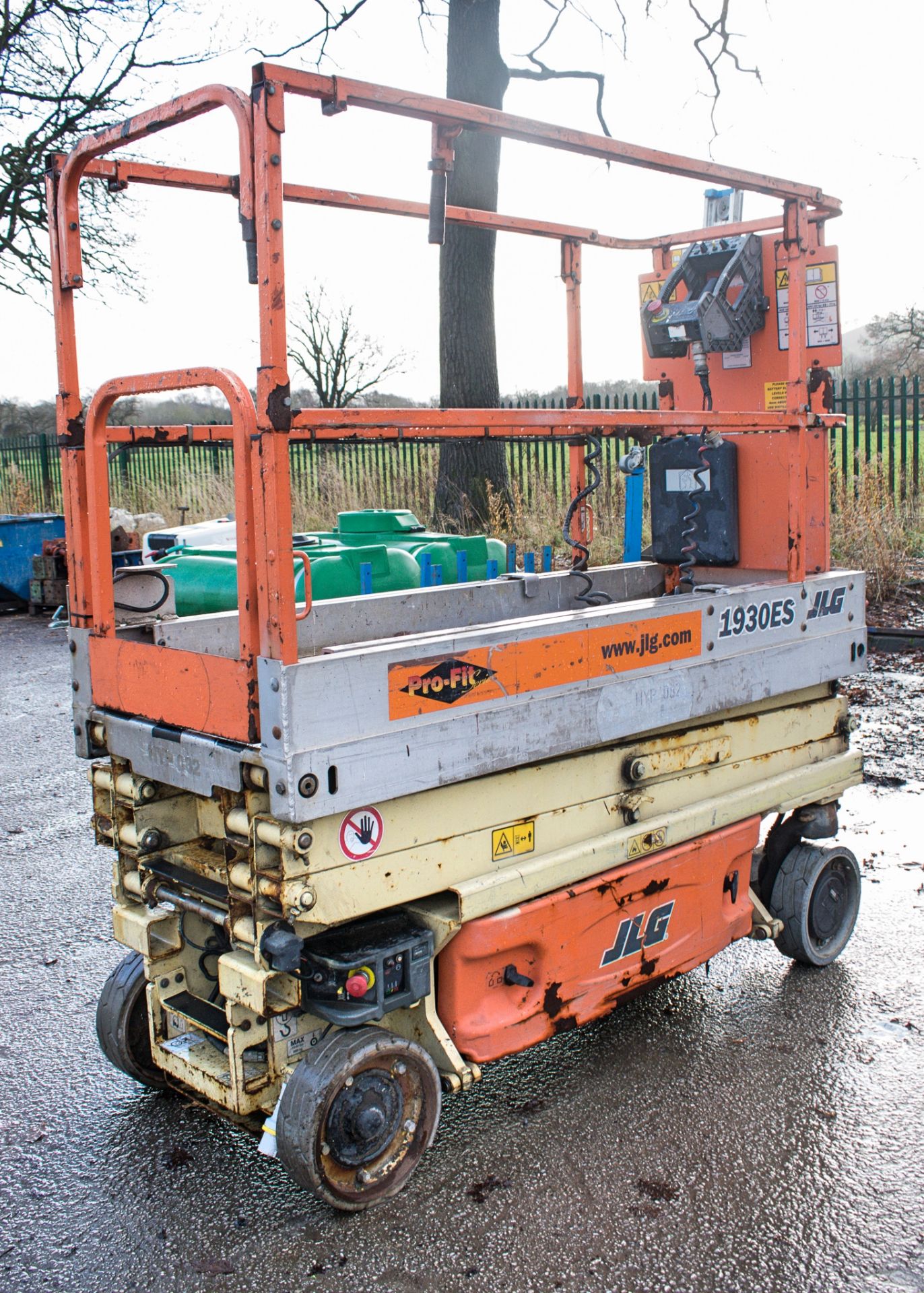 JLG 1930 ES battery electric scissor lift access platform Year: 2002 S/N: 16295 Recorded Hours: 333