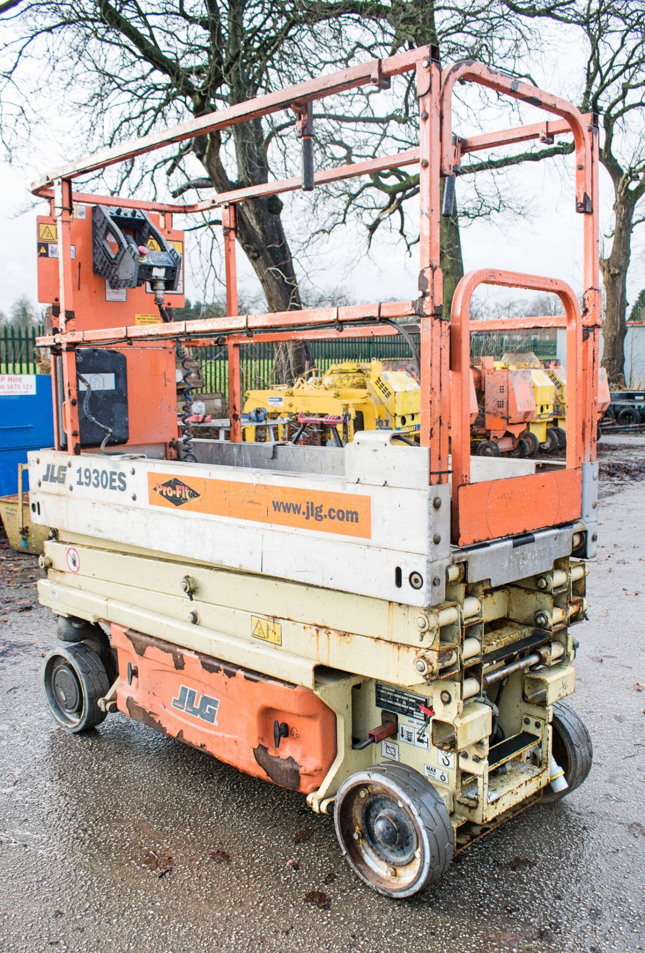 JLG 1930 ES battery electric scissor lift access platform Year: 2002 S/N: 16295 Recorded Hours: 333 - Image 4 of 6