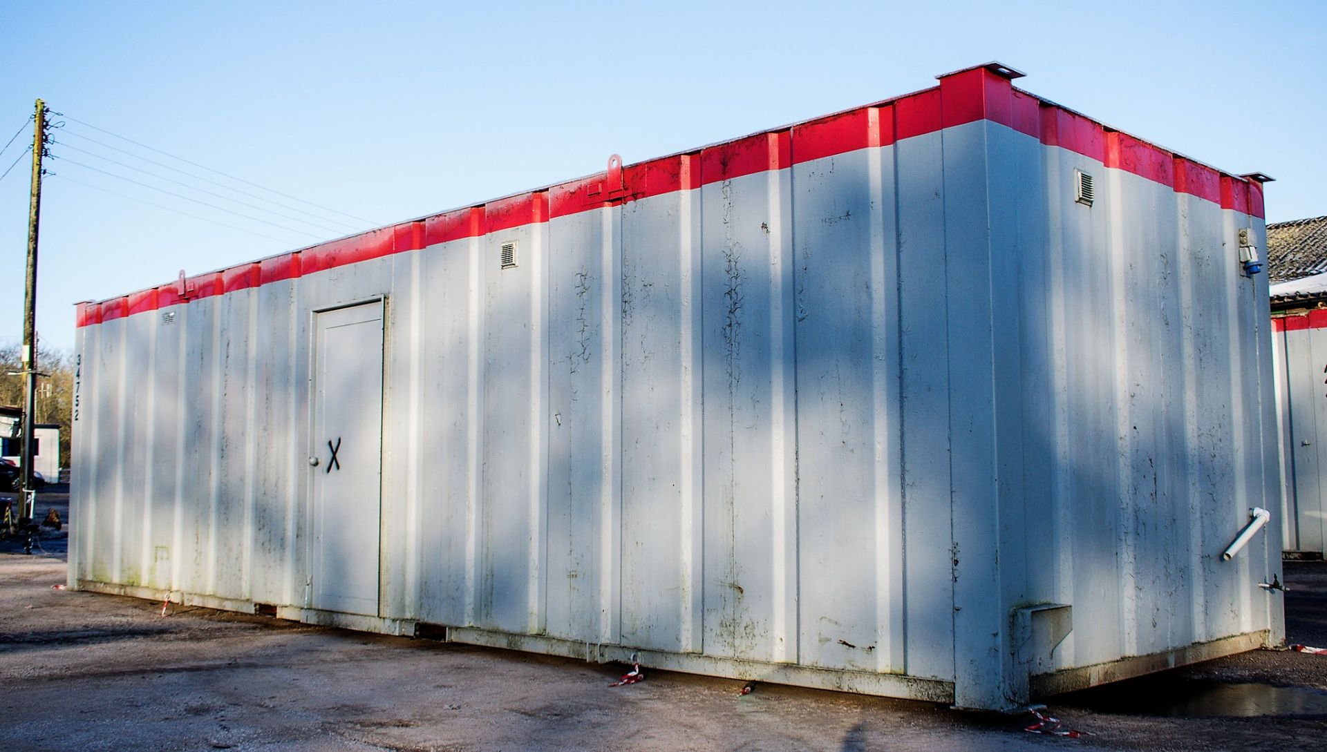 32 ft x 10 ft steel anti vandal office site unit GT34752 ** No keys & 1 door missing ** - Image 4 of 8