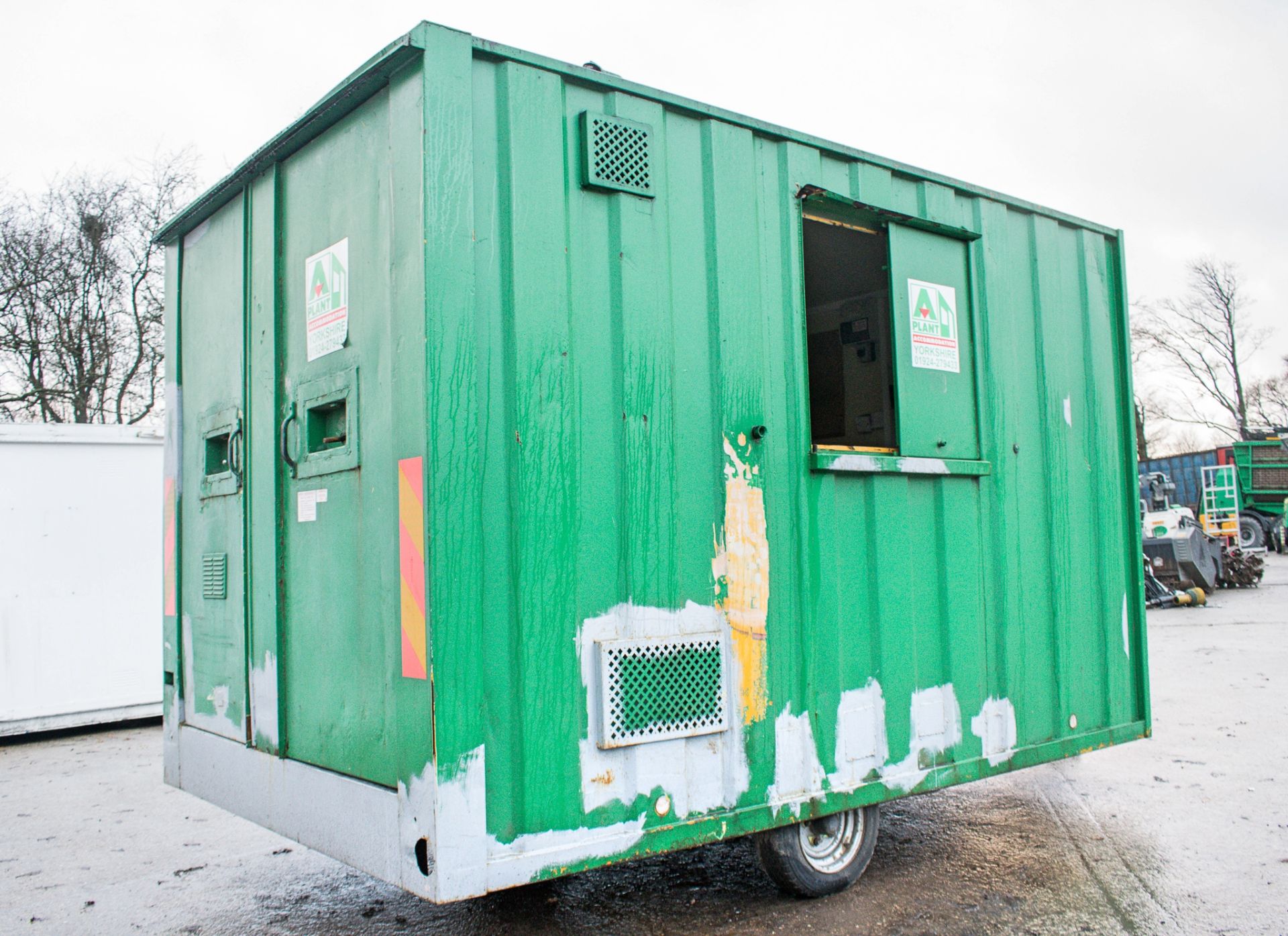 Groundhog 12 ft x 8 ft steel anti vandal mobile fast tow site welfare unit  Comprising kitchen, - Image 3 of 11